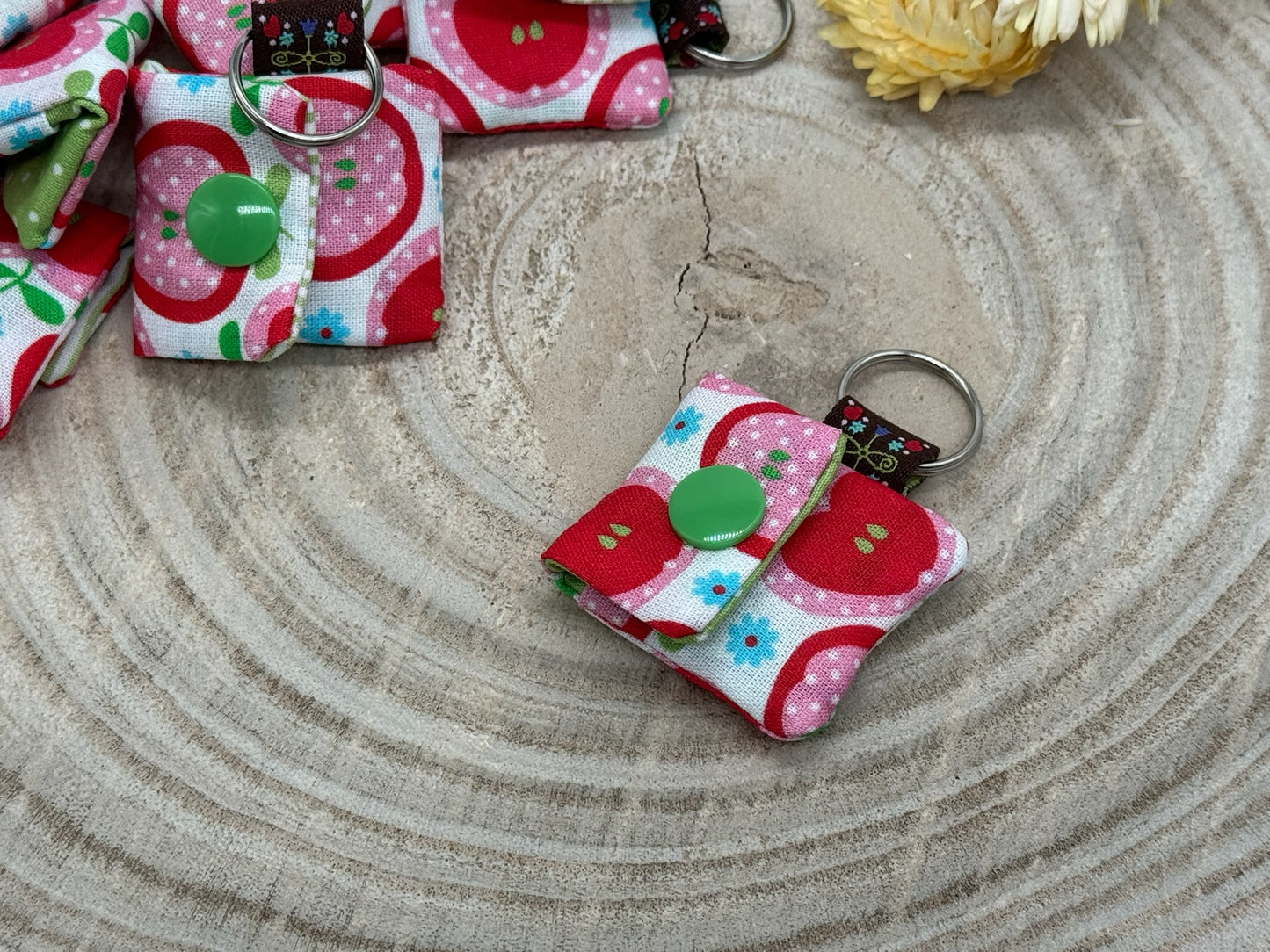Schlüsselanhänger Mini Tasche mit Einkaufswagenchip praktische Mini Geldbörse Apfel rosa/rot