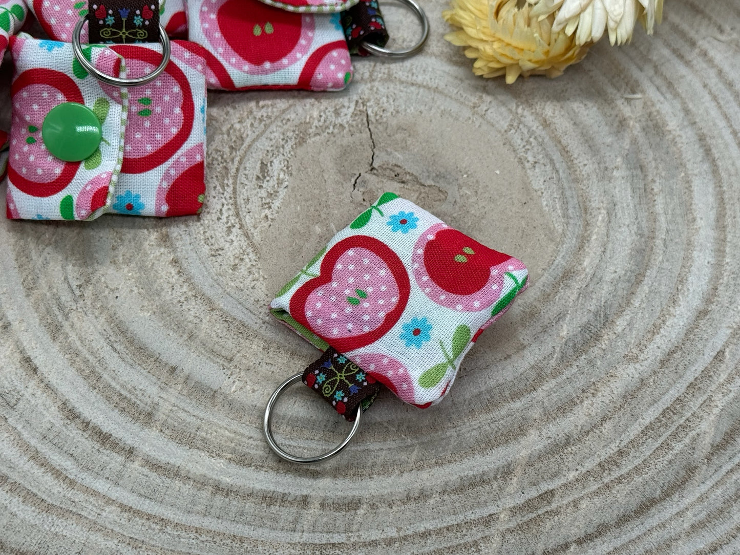 Schlüsselanhänger Mini Tasche mit Einkaufswagenchip praktische Mini Geldbörse Apfel rosa/rot