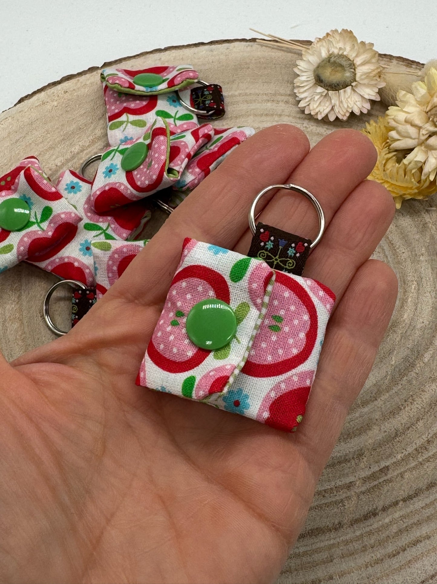 Schlüsselanhänger Mini Tasche mit Einkaufswagenchip praktische Mini Geldbörse Apfel rosa/rot