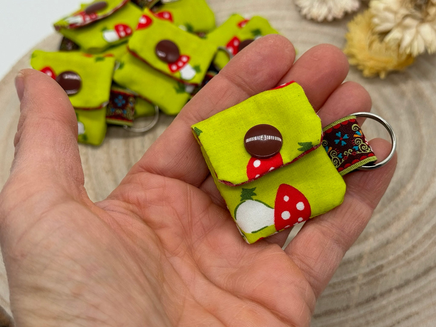 Schlüsselanhänger Mini Tasche mit Einkaufswagenchip praktische Mini Geldbörse grün mit Pilze