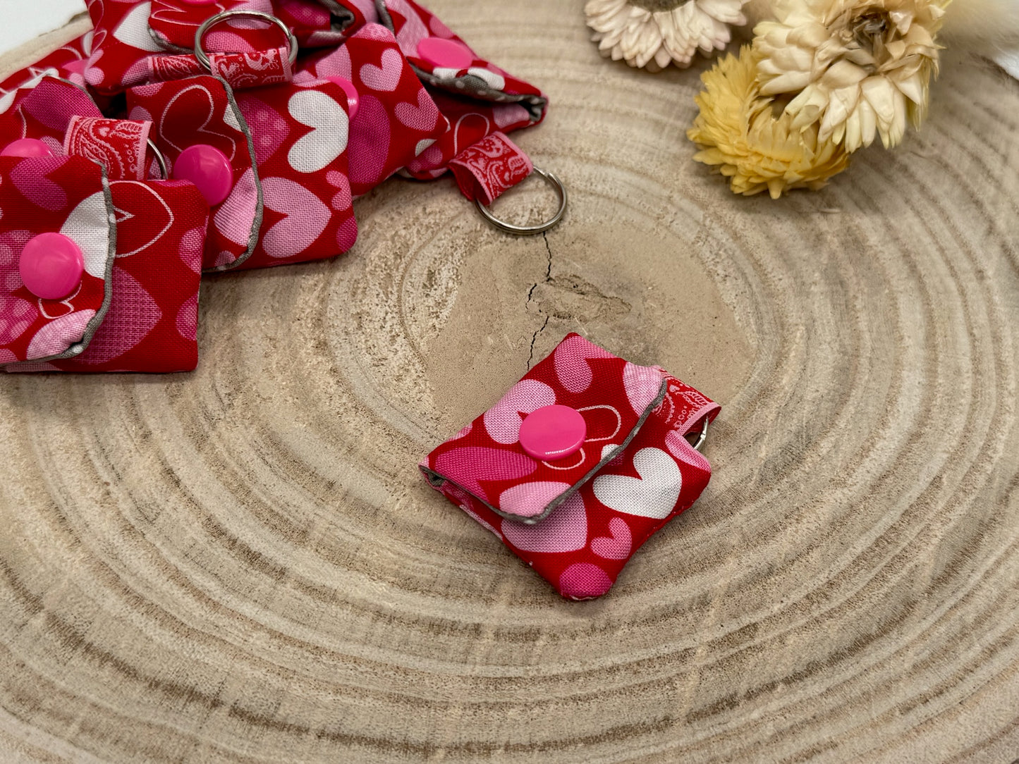 Schlüsselanhänger Mini Tasche mit Einkaufswagenchip praktische Mini Geldbörse rot mit rosa roten Herzen