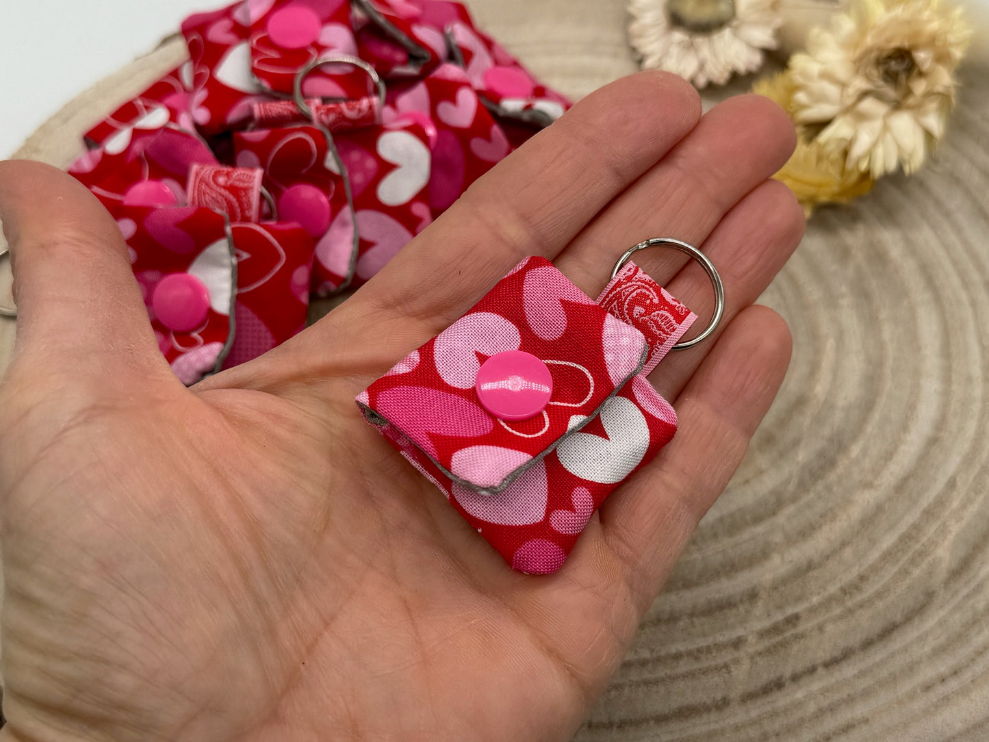Schlüsselanhänger Mini Tasche mit Einkaufswagenchip praktische Mini Geldbörse rot mit rosa roten Herzen