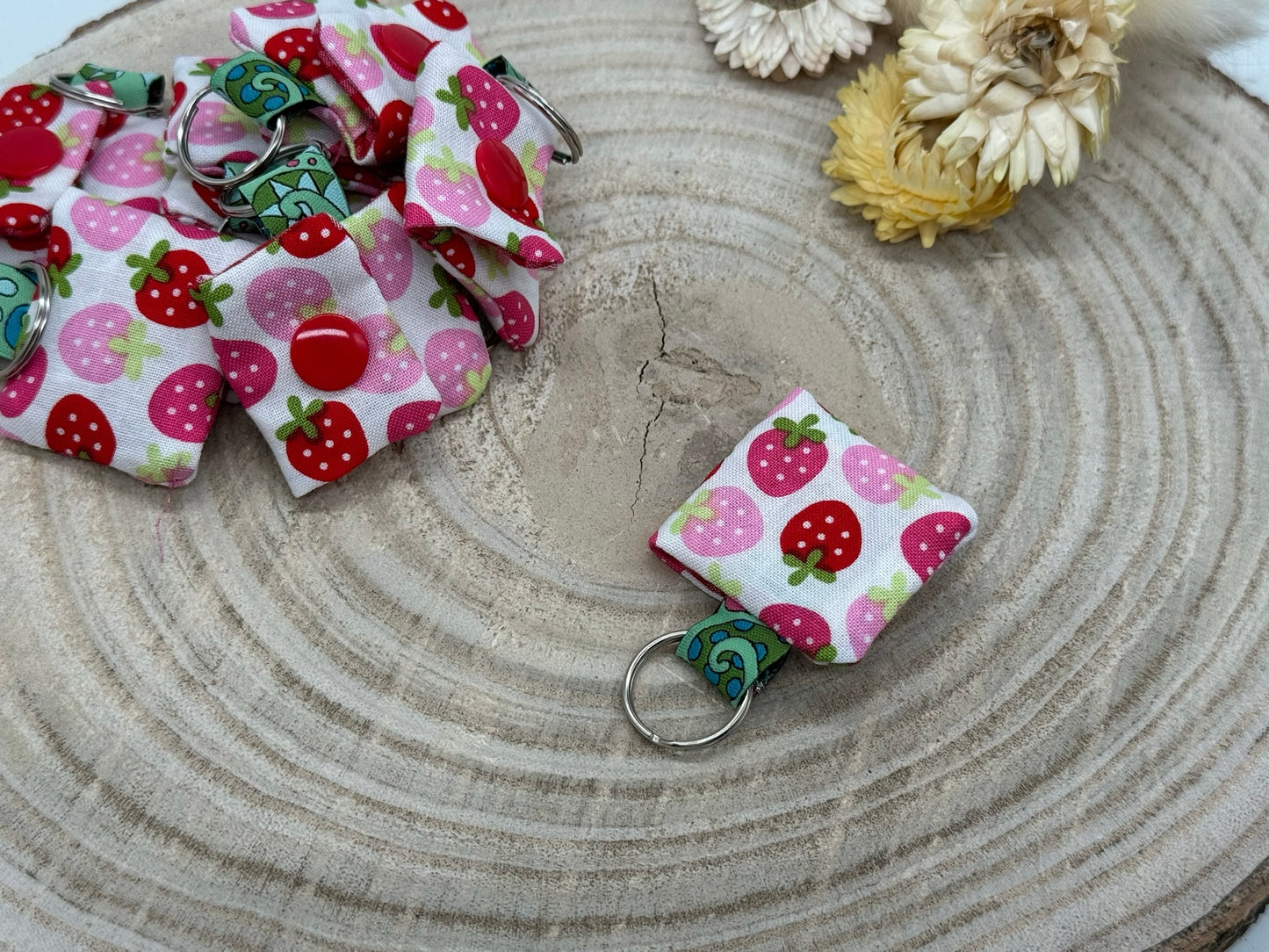 Schlüsselanhänger Mini Tasche mit Einkaufswagenchip praktische Mini Geldbörse weiß mit Erdbeeren