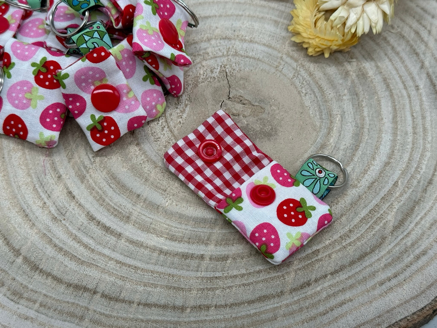 Schlüsselanhänger Mini Tasche mit Einkaufswagenchip praktische Mini Geldbörse weiß mit Erdbeeren