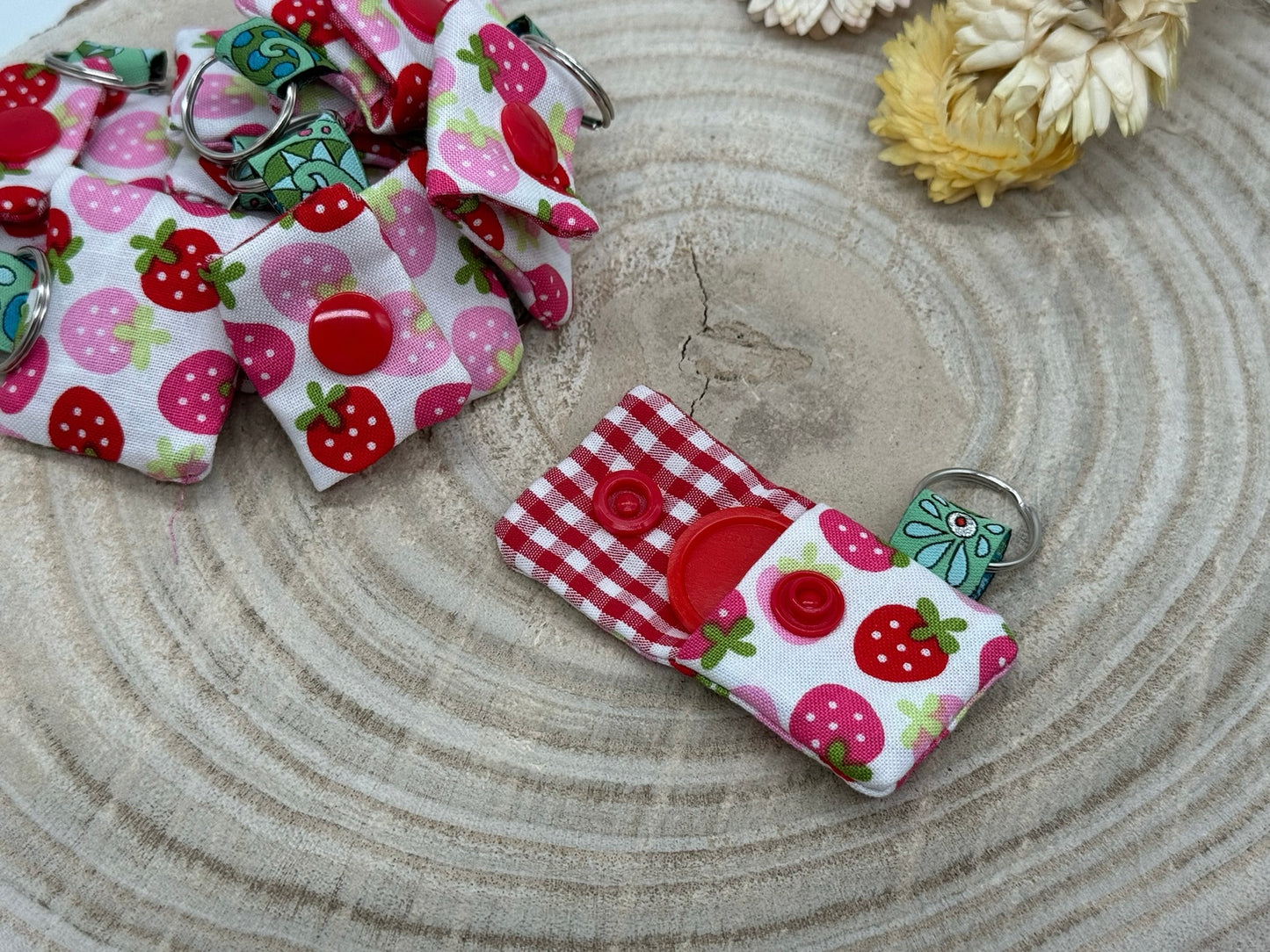 Schlüsselanhänger Mini Tasche mit Einkaufswagenchip praktische Mini Geldbörse weiß mit Erdbeeren