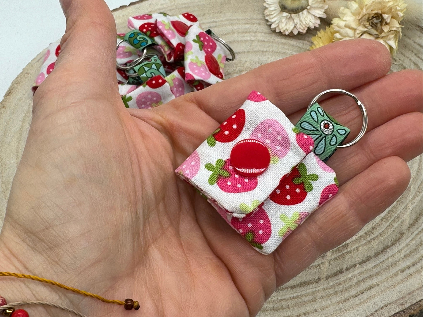 Schlüsselanhänger Mini Tasche mit Einkaufswagenchip praktische Mini Geldbörse weiß mit Erdbeeren