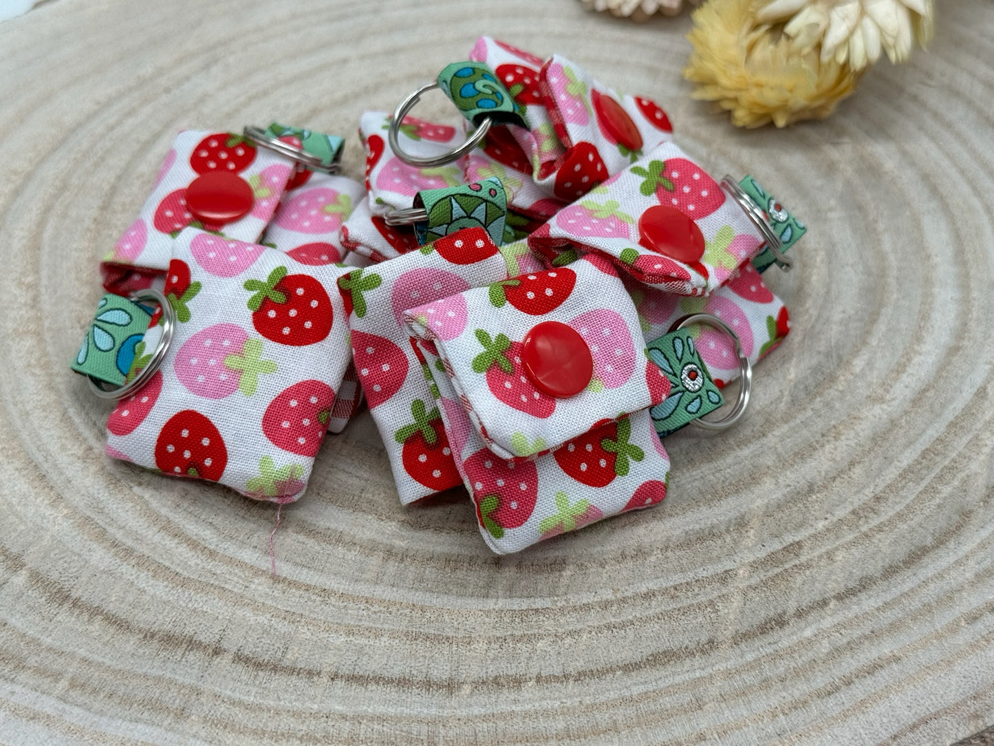 Schlüsselanhänger Mini Tasche mit Einkaufswagenchip praktische Mini Geldbörse weiß mit Erdbeeren