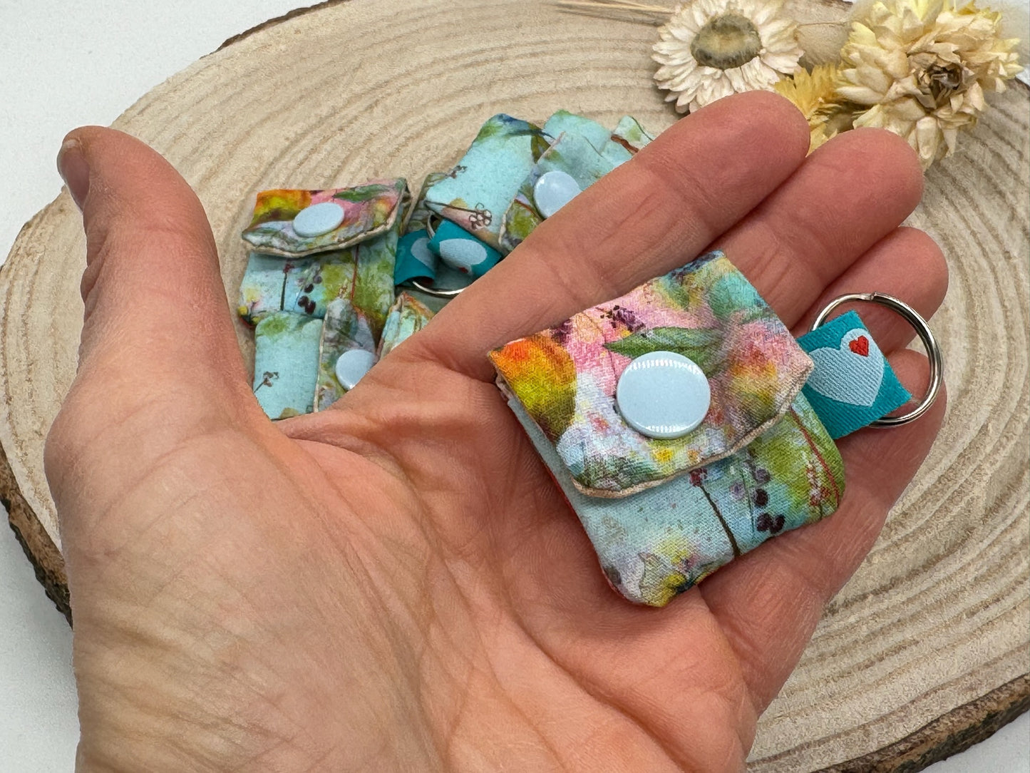 Schlüsselanhänger Mini Tasche mit Einkaufswagenchip praktische Mini Geldbörse bunte Blumen auf blau