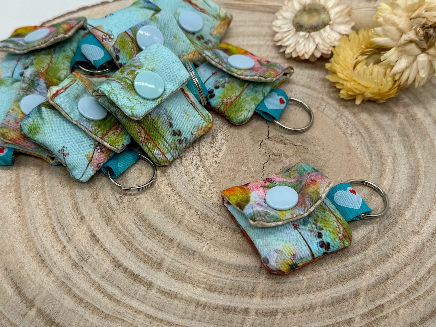 Schlüsselanhänger Mini Tasche mit Einkaufswagenchip praktische Mini Geldbörse bunte Blumen auf blau