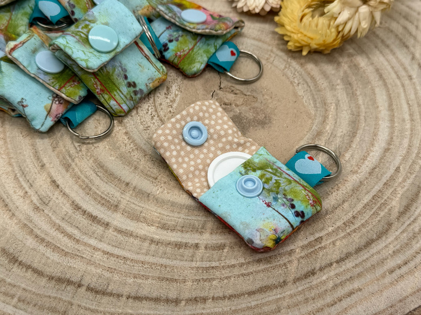 Schlüsselanhänger Mini Tasche mit Einkaufswagenchip praktische Mini Geldbörse bunte Blumen auf blau