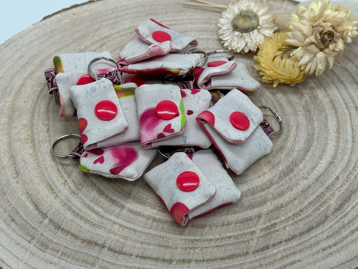 Schlüsselanhänger Mini Tasche mit Einkaufswagenchip praktische Mini Geldbörse mit rosa Herzen auf beige