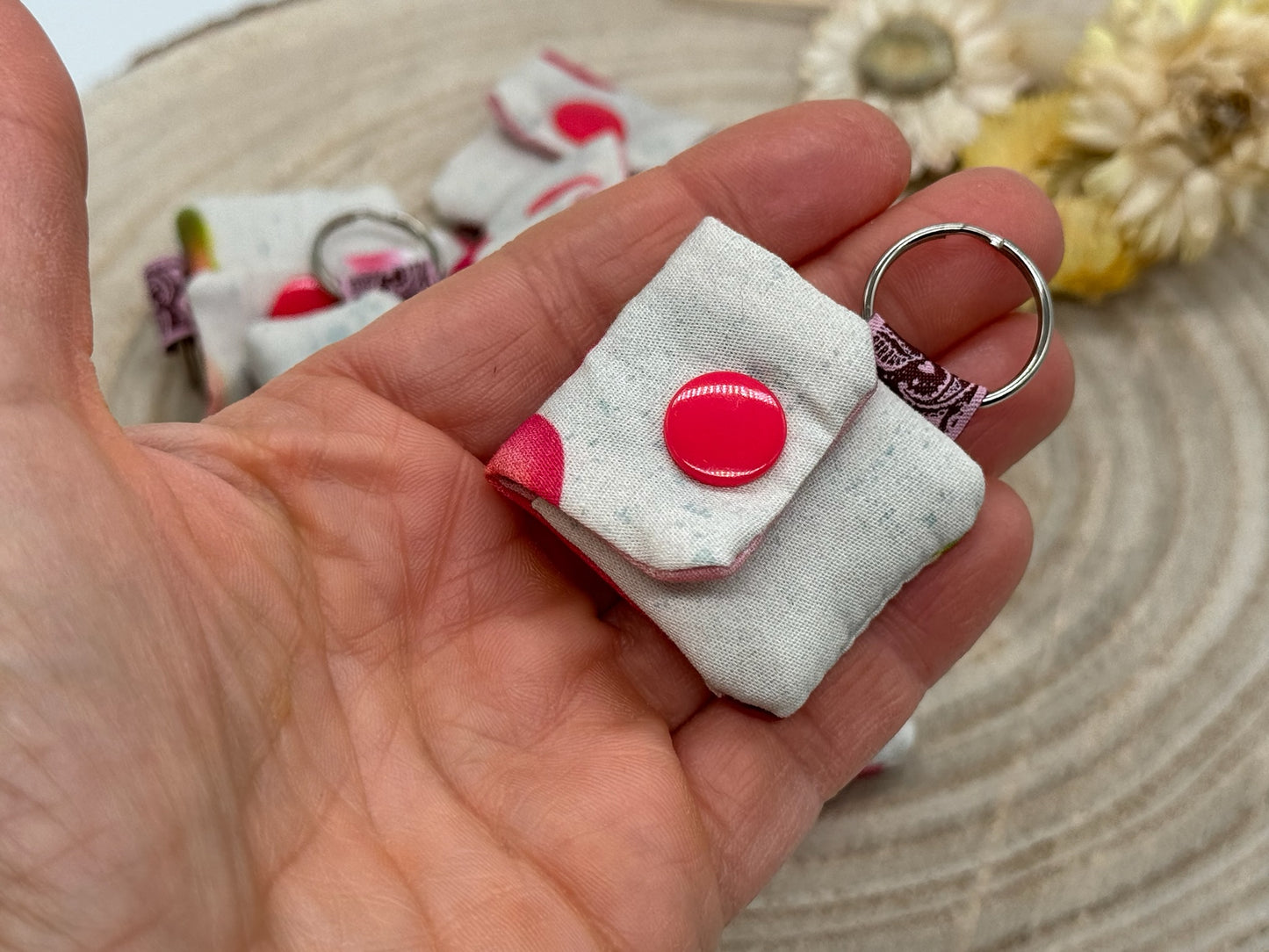 Schlüsselanhänger Mini Tasche mit Einkaufswagenchip praktische Mini Geldbörse mit rosa Herzen auf beige