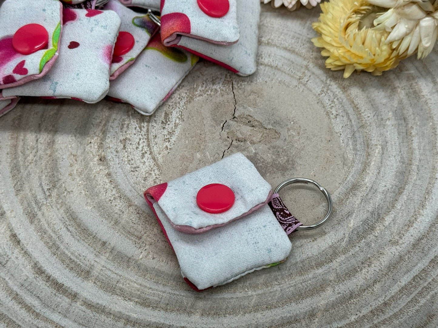 Schlüsselanhänger Mini Tasche mit Einkaufswagenchip praktische Mini Geldbörse mit rosa Herzen auf beige