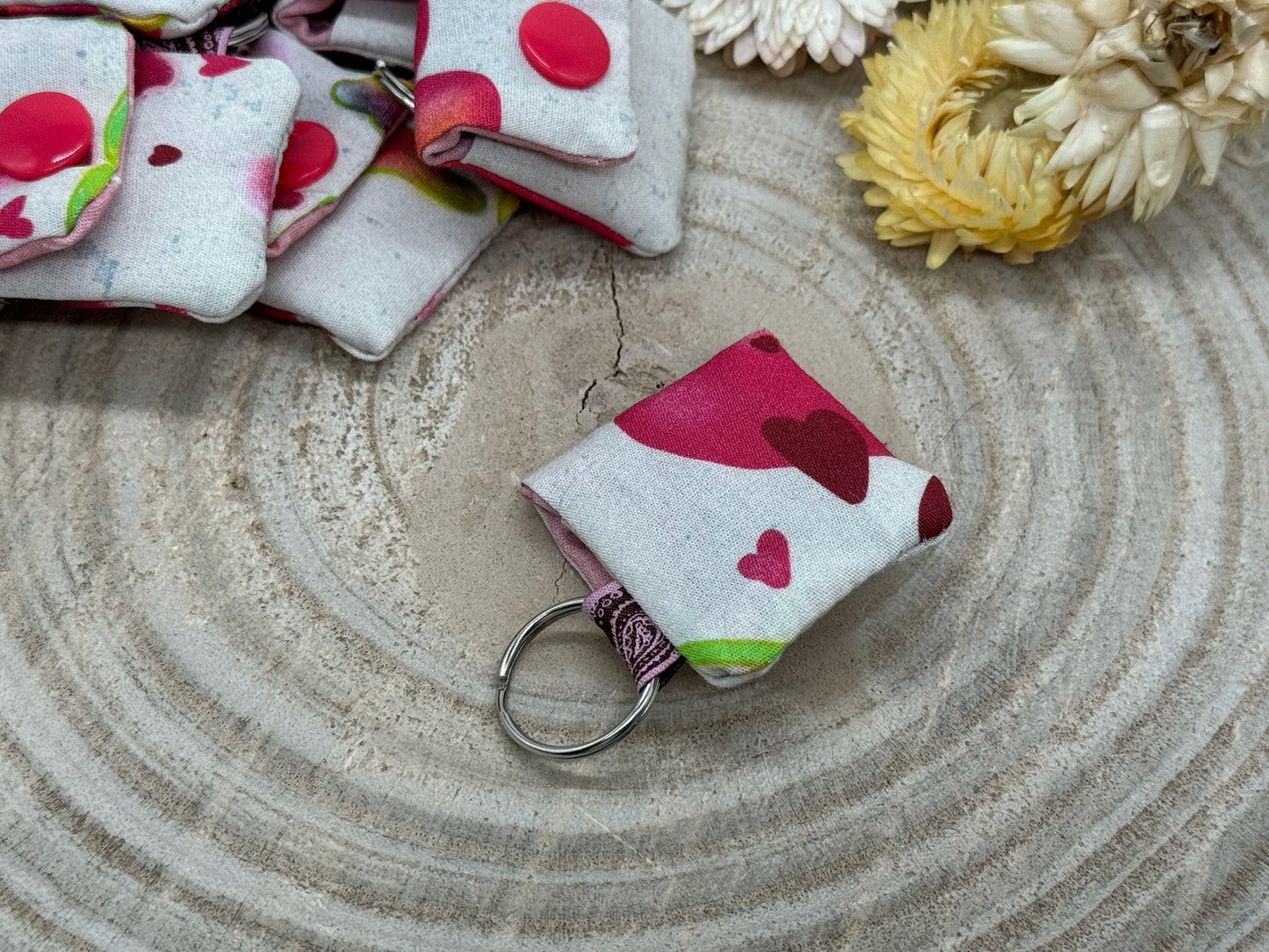 Schlüsselanhänger Mini Tasche mit Einkaufswagenchip praktische Mini Geldbörse mit rosa Herzen auf beige