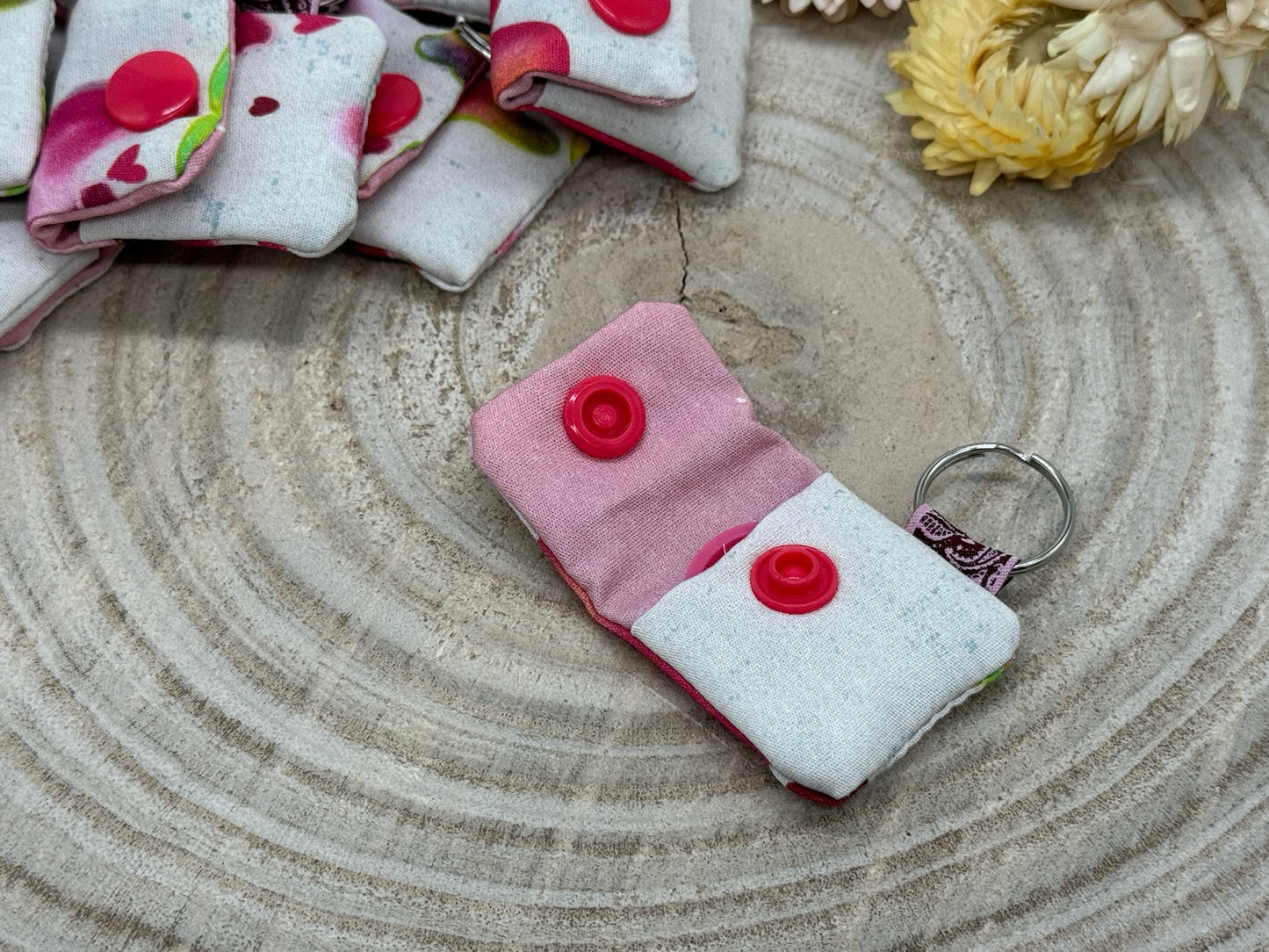 Schlüsselanhänger Mini Tasche mit Einkaufswagenchip praktische Mini Geldbörse mit rosa Herzen auf beige