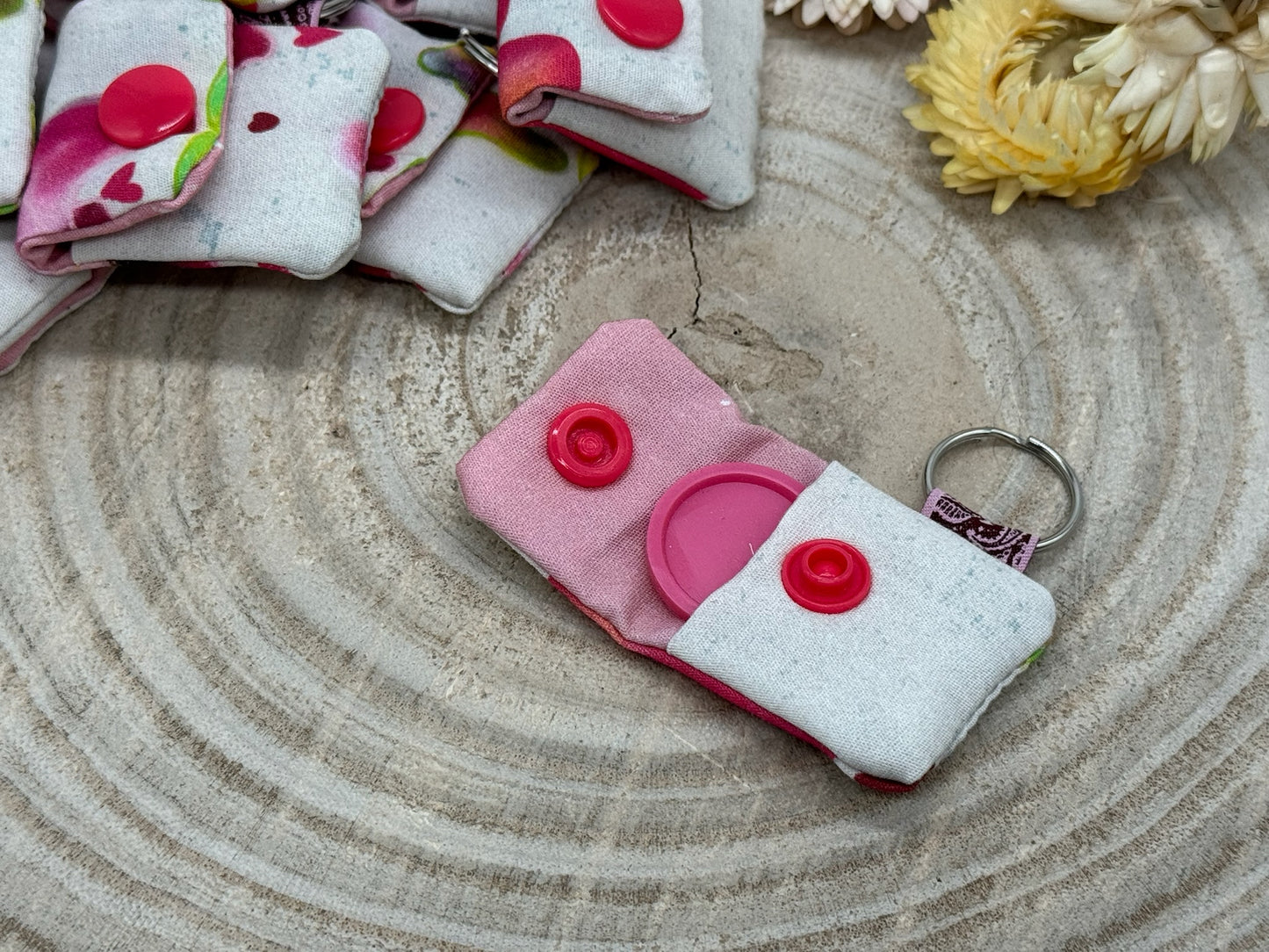Schlüsselanhänger Mini Tasche mit Einkaufswagenchip praktische Mini Geldbörse mit rosa Herzen auf beige