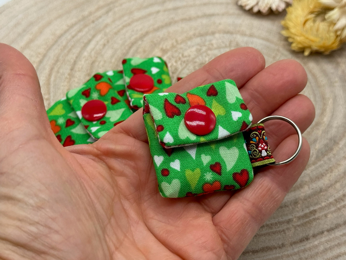 Schlüsselanhänger Mini Tasche mit Einkaufswagenchip praktische Mini Geldbörse grün mit kleinen Herzen