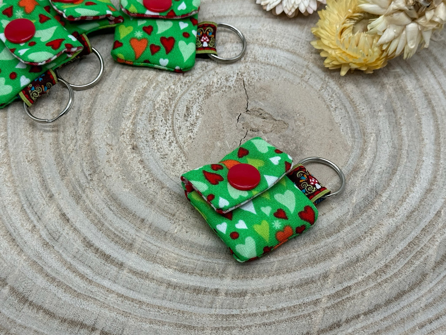 Schlüsselanhänger Mini Tasche mit Einkaufswagenchip praktische Mini Geldbörse grün mit kleinen Herzen