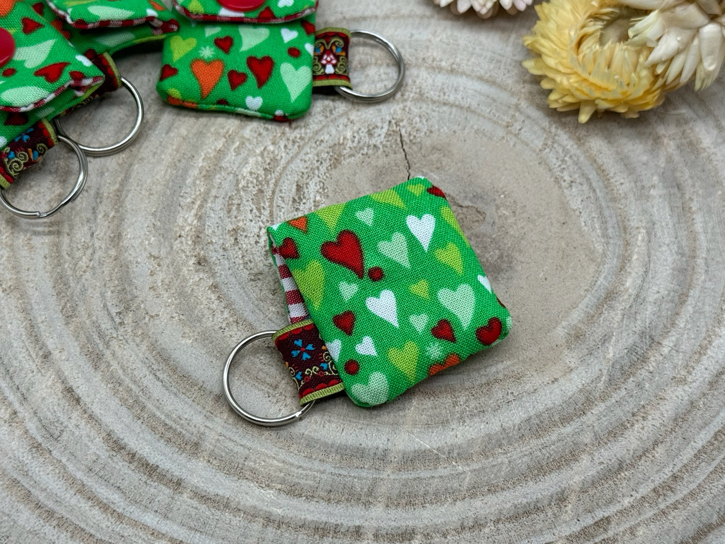 Schlüsselanhänger Mini Tasche mit Einkaufswagenchip praktische Mini Geldbörse grün mit kleinen Herzen