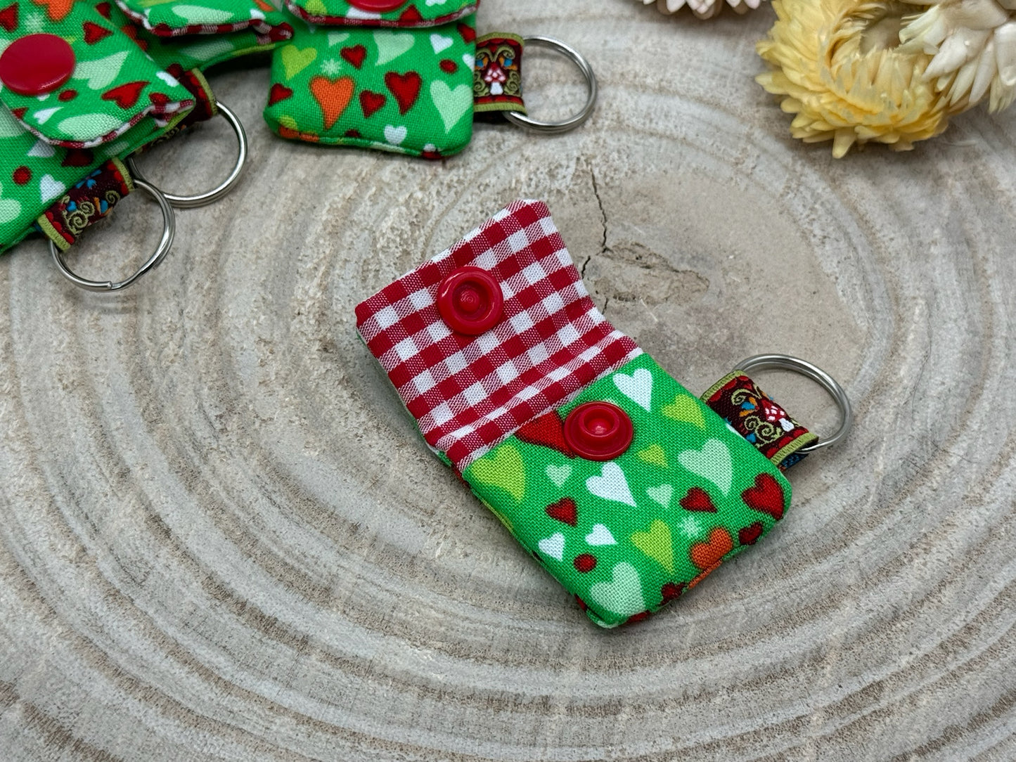 Schlüsselanhänger Mini Tasche mit Einkaufswagenchip praktische Mini Geldbörse grün mit kleinen Herzen