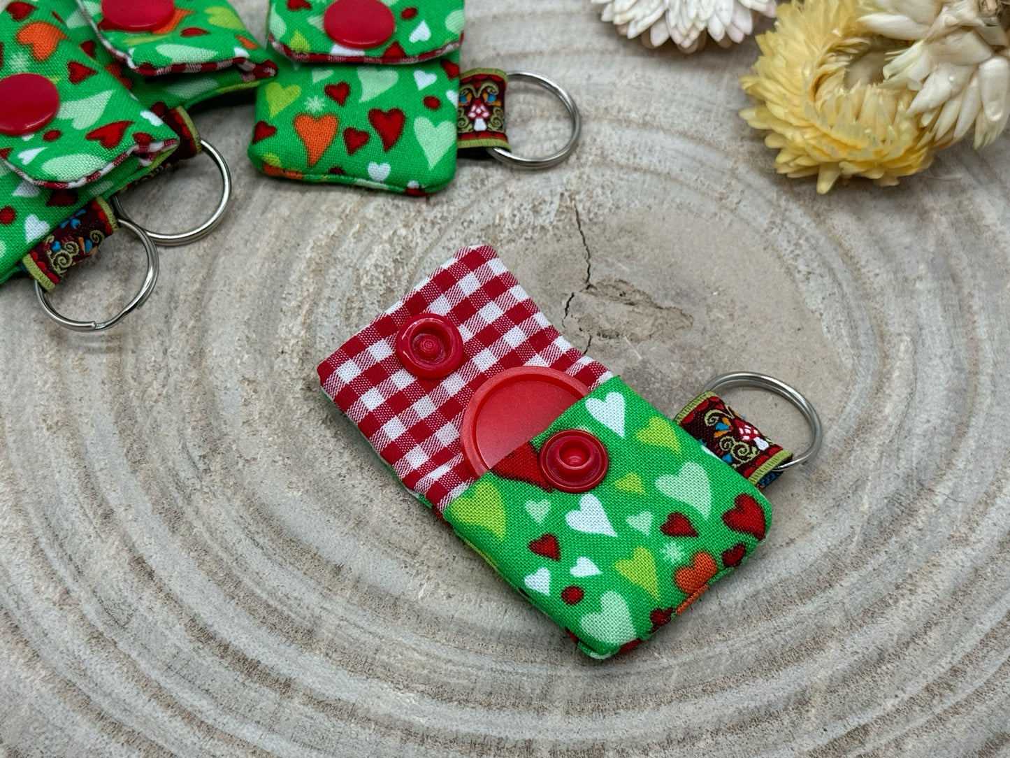 Schlüsselanhänger Mini Tasche mit Einkaufswagenchip praktische Mini Geldbörse grün mit kleinen Herzen