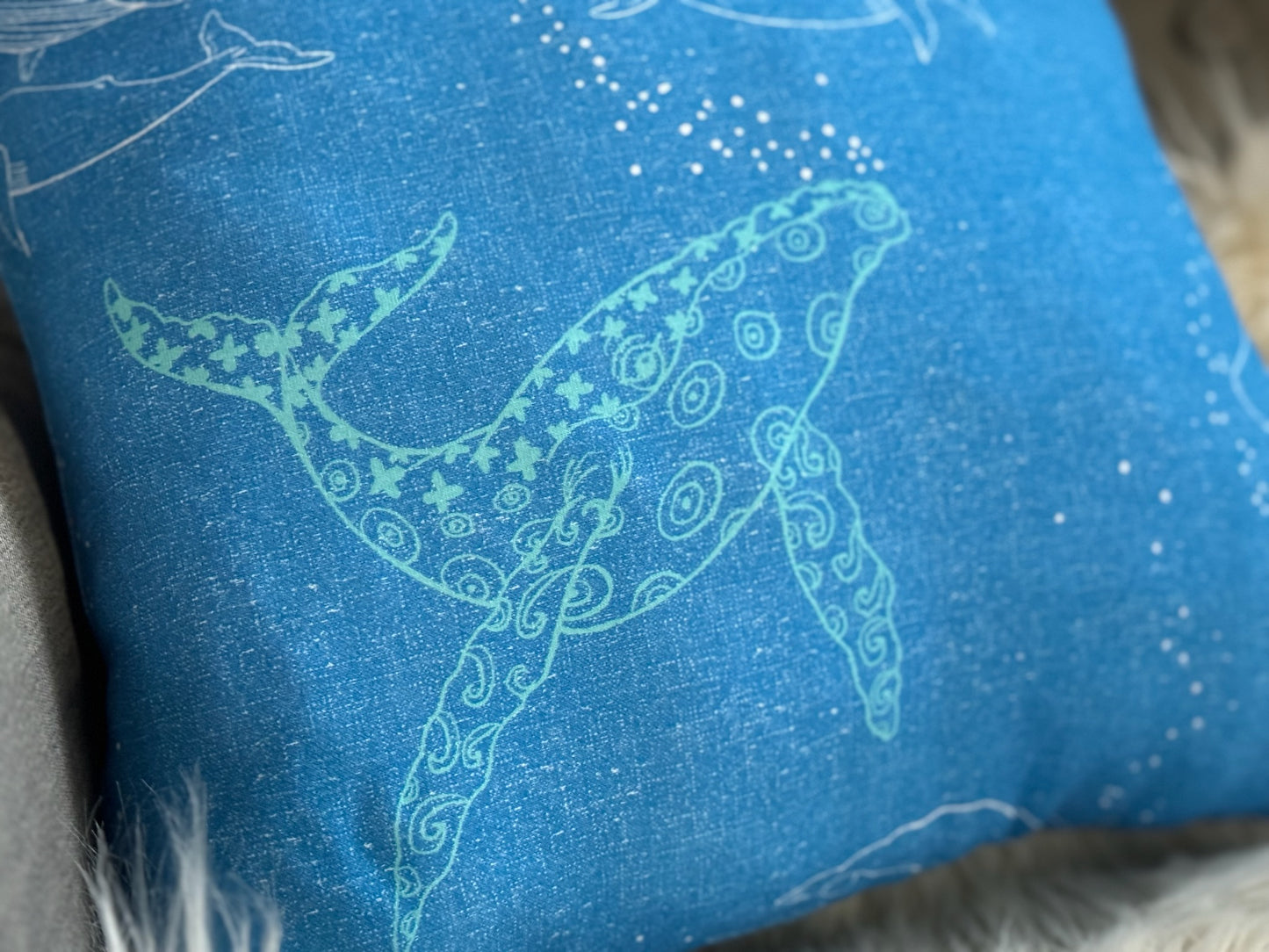 Handgemachtes weiches gemütliches Kissen Kuschelkissen Dekokissen Reisekissen blau mit Wale