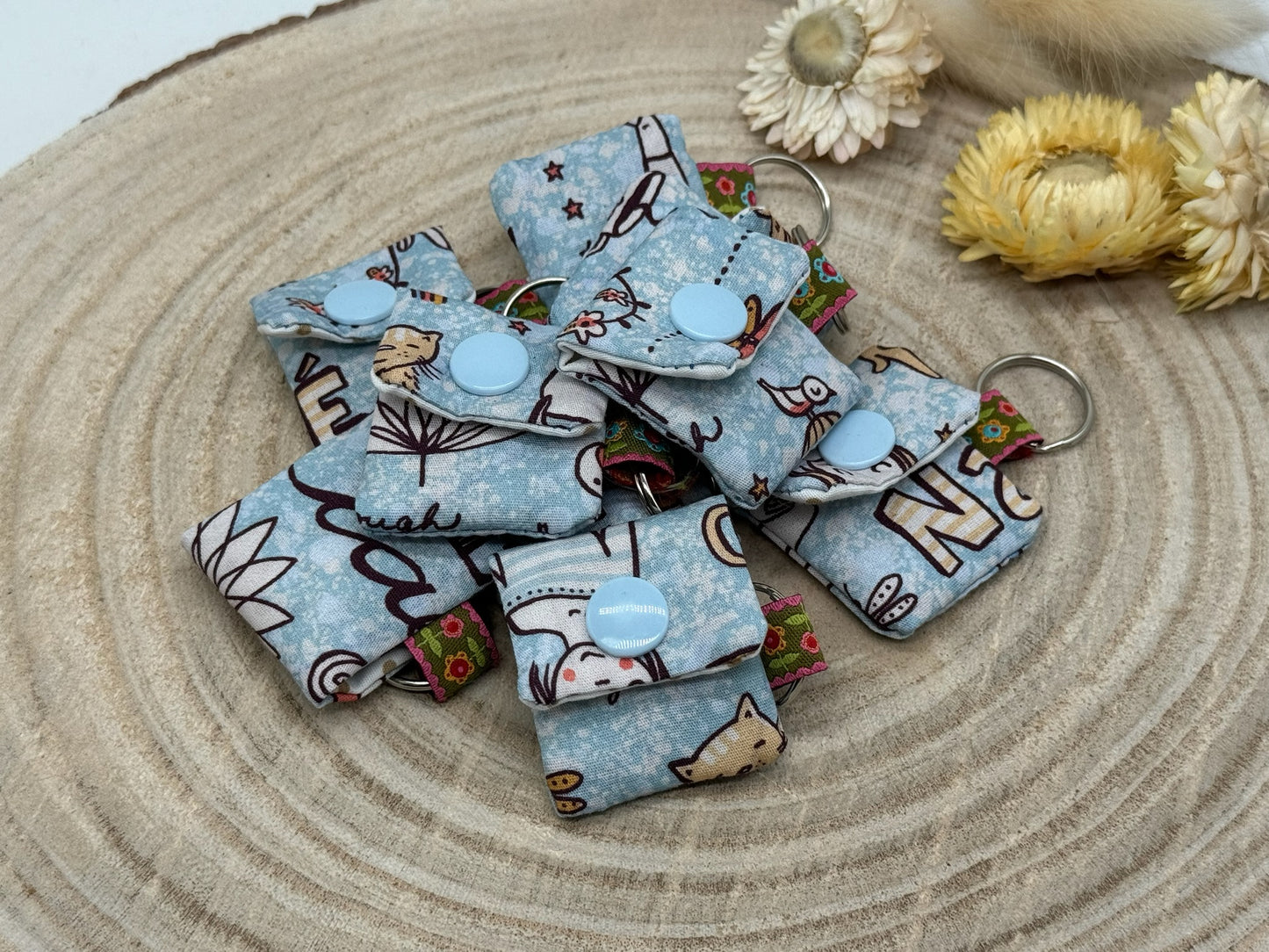 Schlüsselanhänger Mini Tasche mit Einkaufswagenchip praktische Mini Geldbörse hellblau mit Yoga Motive