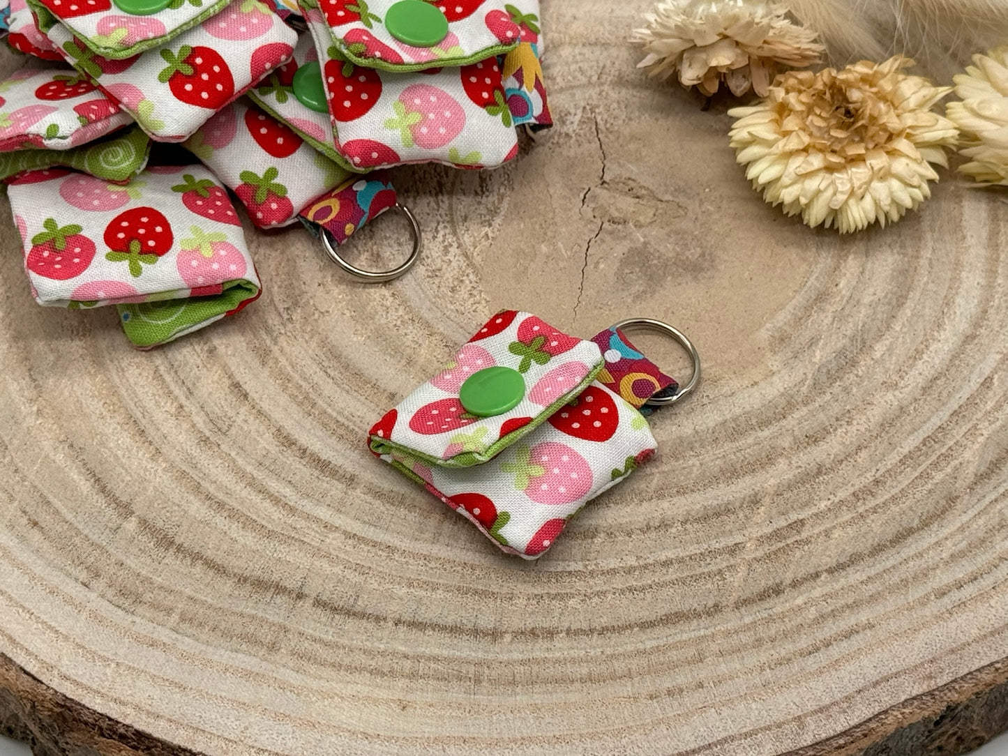 Schlüsselanhänger Mini Tasche mit Einkaufswagenchip praktische Mini Geldbörse Erdbeeren auf weiß