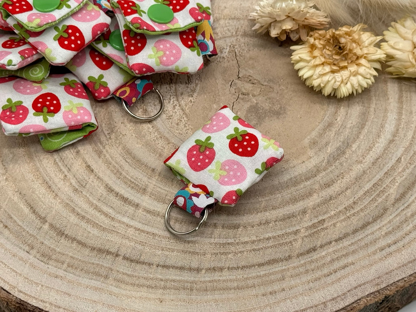 Schlüsselanhänger Mini Tasche mit Einkaufswagenchip praktische Mini Geldbörse Erdbeeren auf weiß