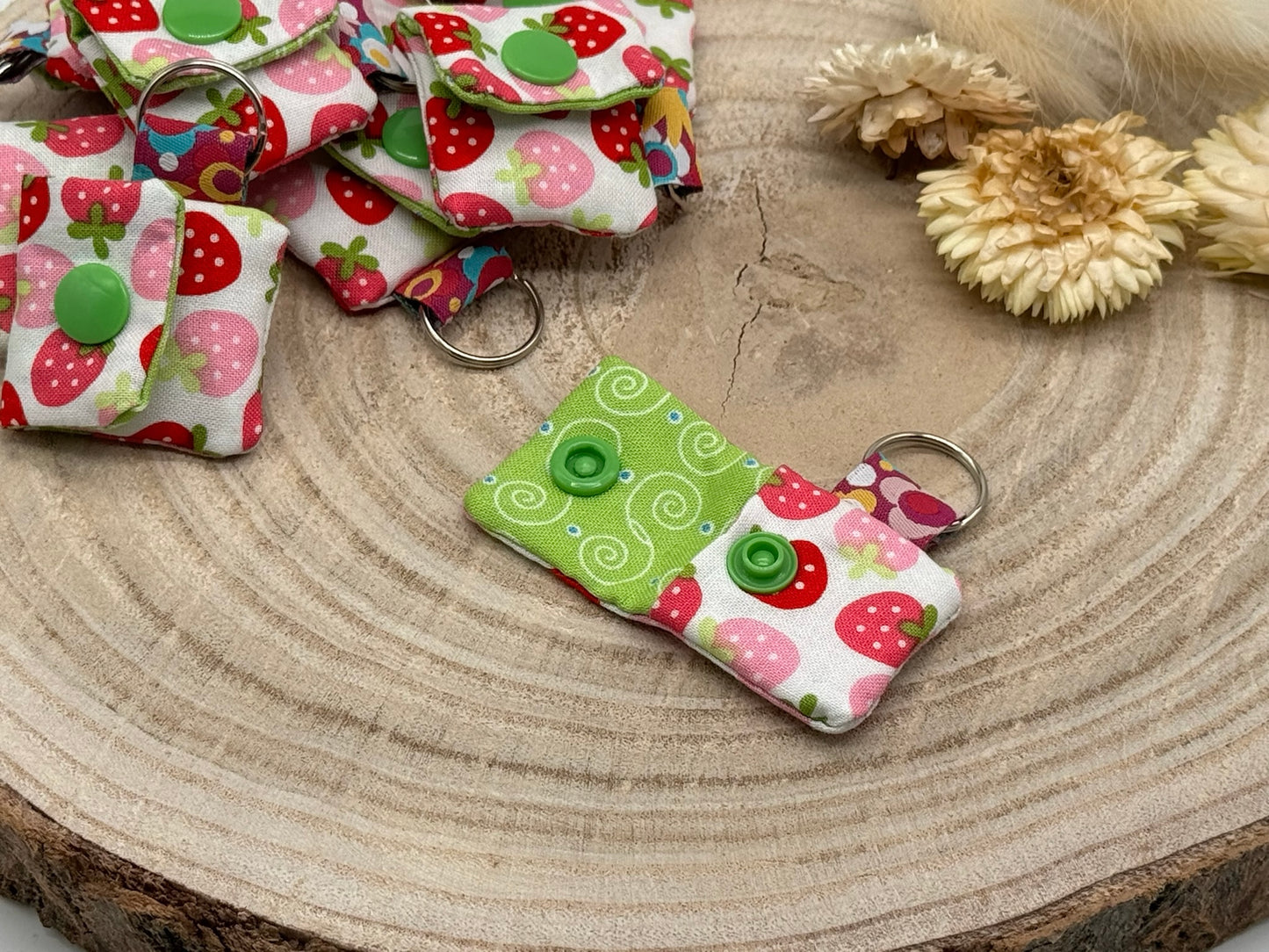 Schlüsselanhänger Mini Tasche mit Einkaufswagenchip praktische Mini Geldbörse Erdbeeren auf weiß