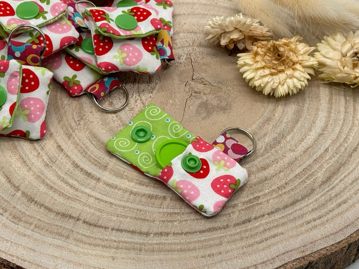 Schlüsselanhänger Mini Tasche mit Einkaufswagenchip praktische Mini Geldbörse Erdbeeren auf weiß