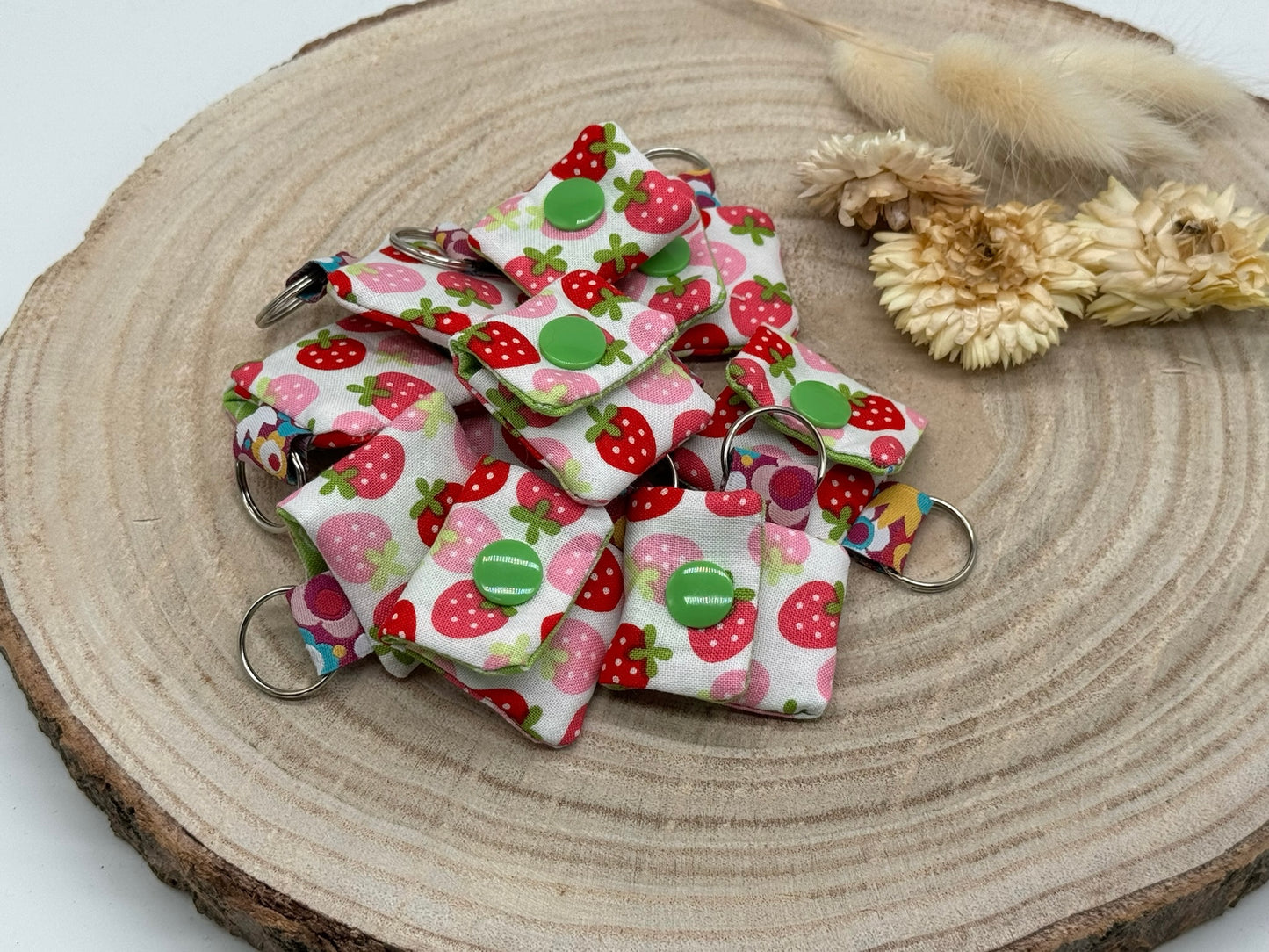 Schlüsselanhänger Mini Tasche mit Einkaufswagenchip praktische Mini Geldbörse Erdbeeren auf weiß