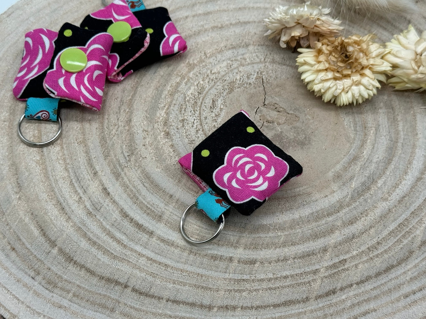 Schlüsselanhänger Mini Tasche mit Einkaufswagenchip praktische Mini Geldbörse schwarz mit rosa Blumen