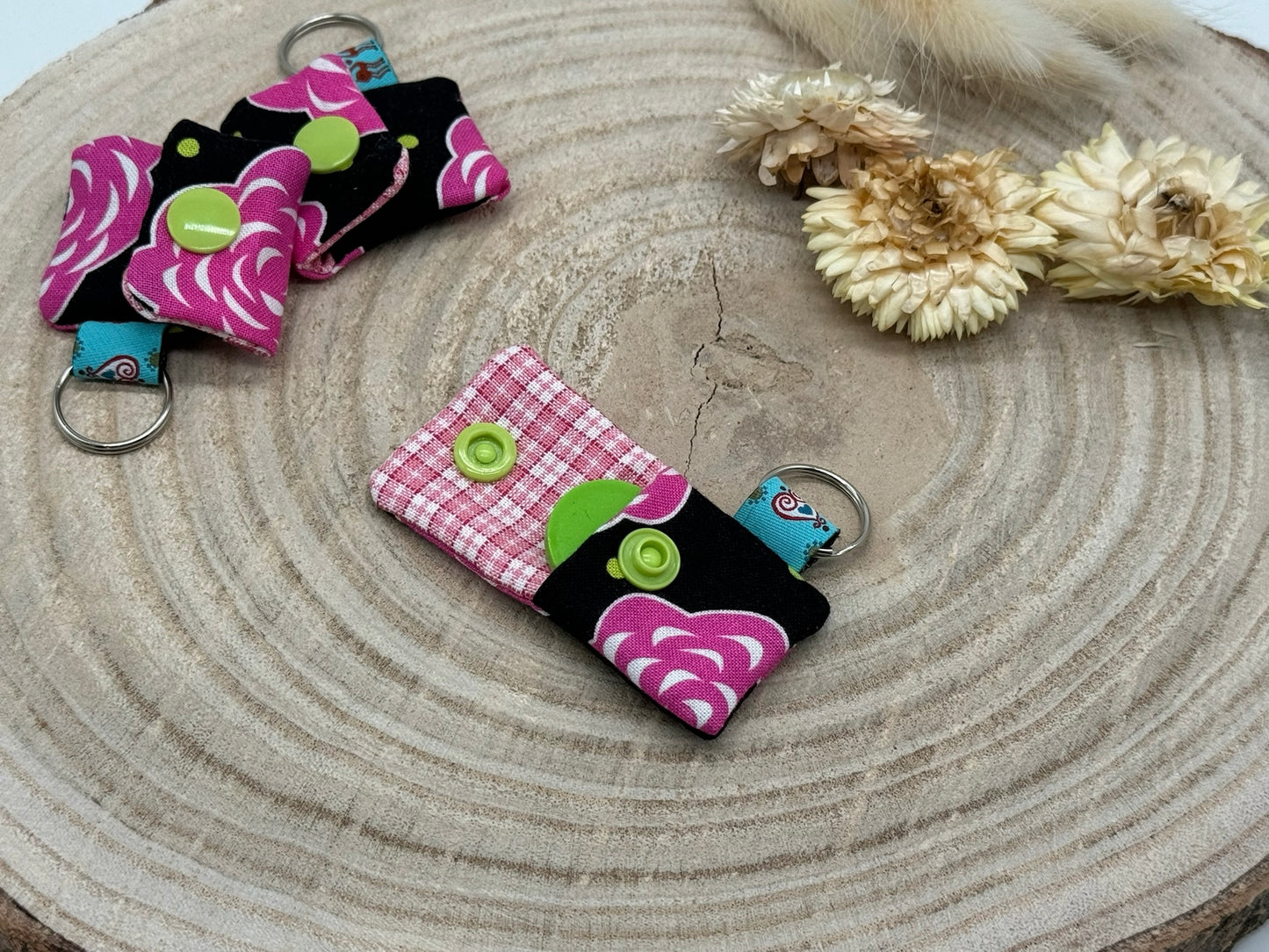 Schlüsselanhänger Mini Tasche mit Einkaufswagenchip praktische Mini Geldbörse schwarz mit rosa Blumen