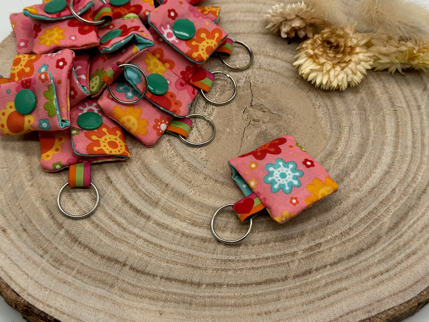 Schlüsselanhänger Mini Tasche mit Einkaufswagenchip praktische Mini Geldbörse rosa mit bunten Blumen