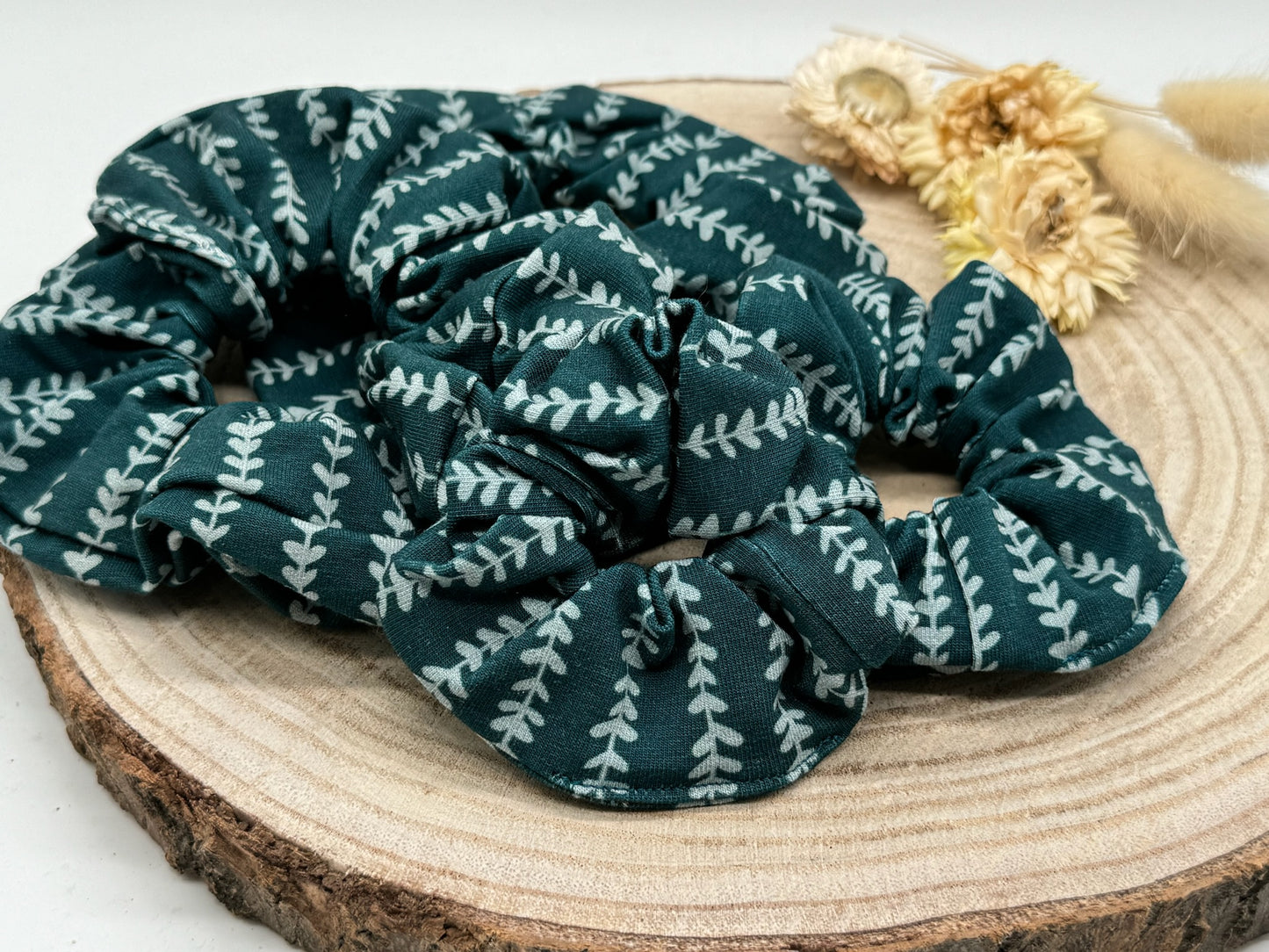 Scrunchie Haargummi elastisches Haarband Haarschmuck Blumen Reigen auf grünblau für feines oder dickes Haar