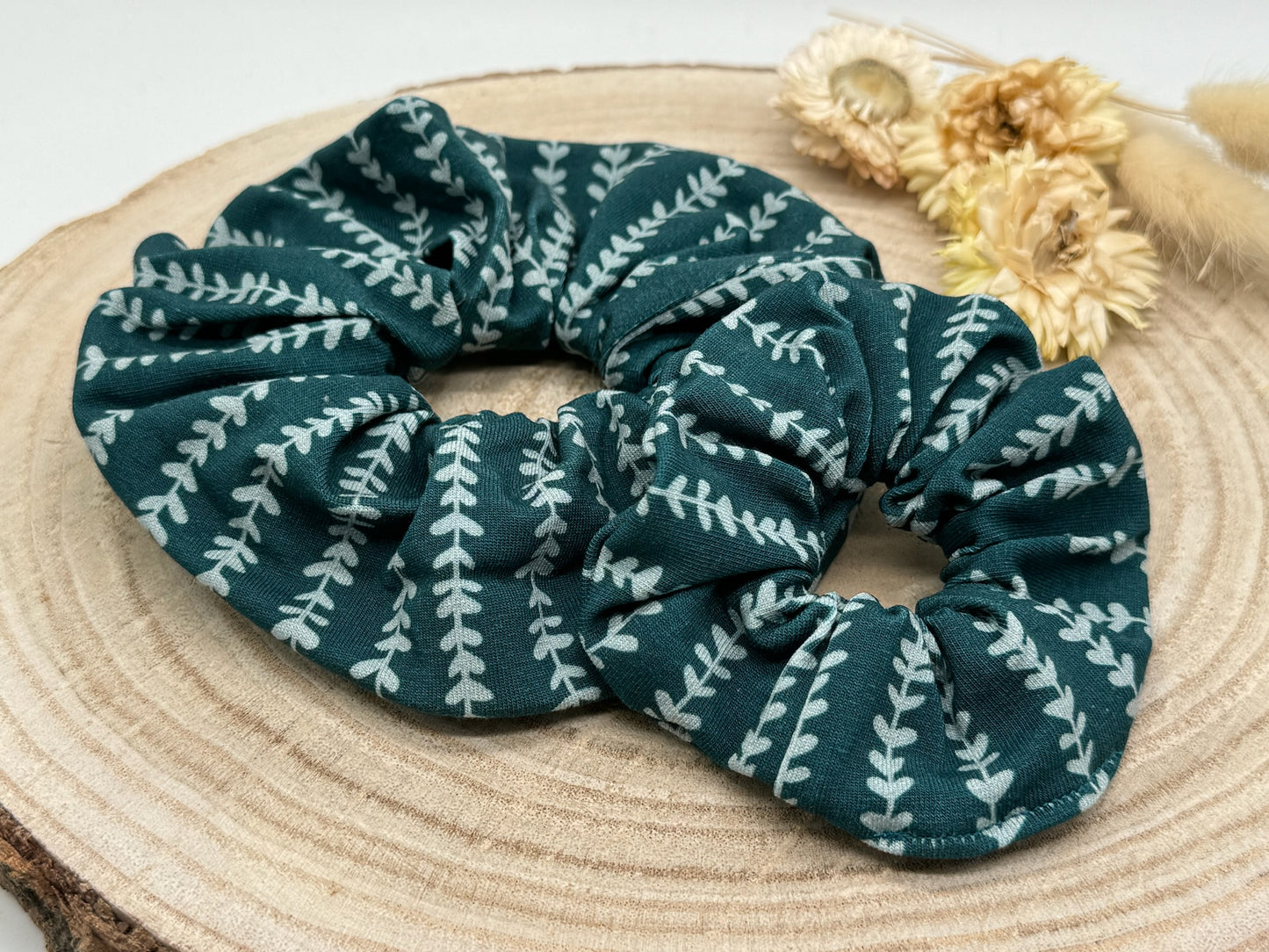 Scrunchie Haargummi elastisches Haarband Haarschmuck Blumen Reigen auf grünblau für feines oder dickes Haar