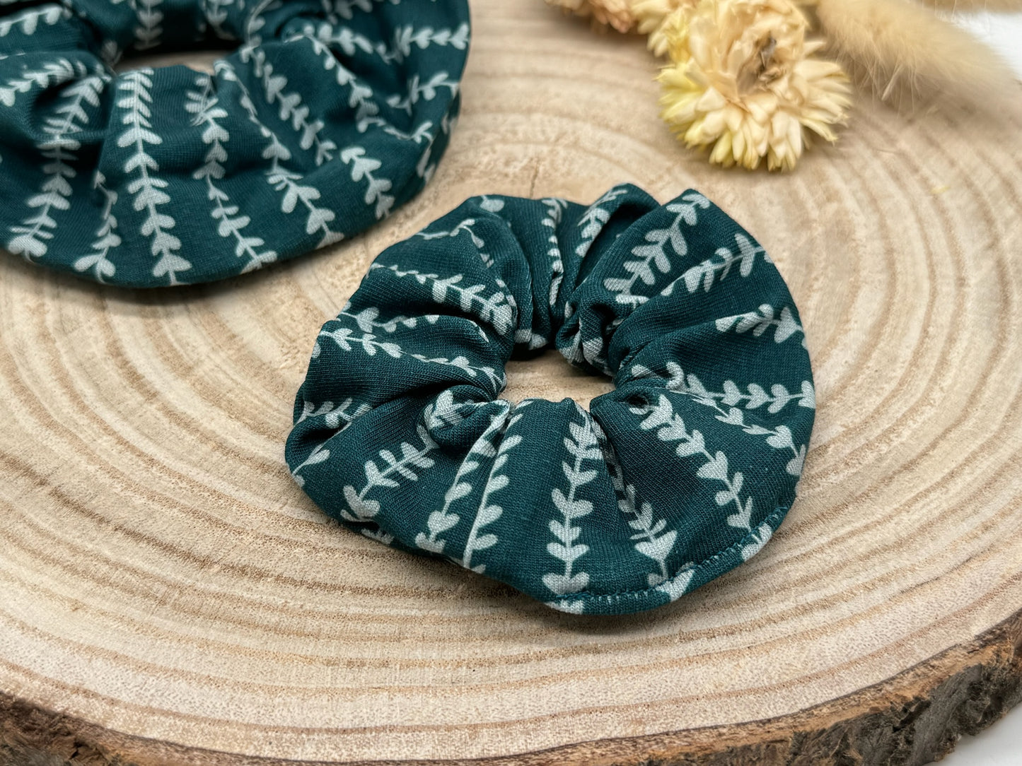 Scrunchie Haargummi elastisches Haarband Haarschmuck Blumen Reigen auf grünblau für feines oder dickes Haar