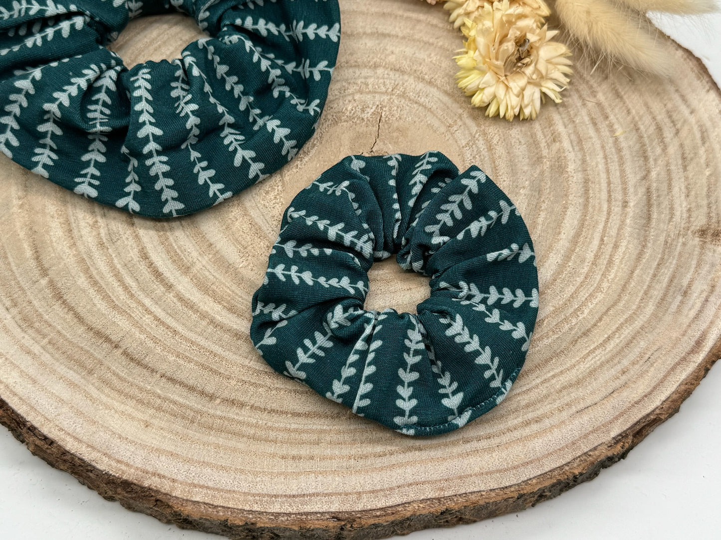 Scrunchie Haargummi elastisches Haarband Haarschmuck Blumen Reigen auf grünblau für feines oder dickes Haar