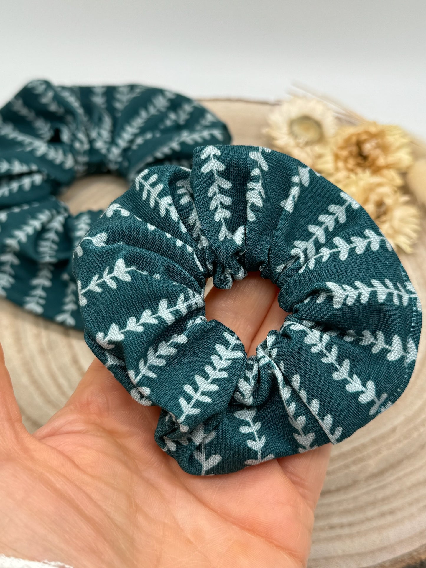 Scrunchie Haargummi elastisches Haarband Haarschmuck Blumen Reigen auf grünblau für feines oder dickes Haar