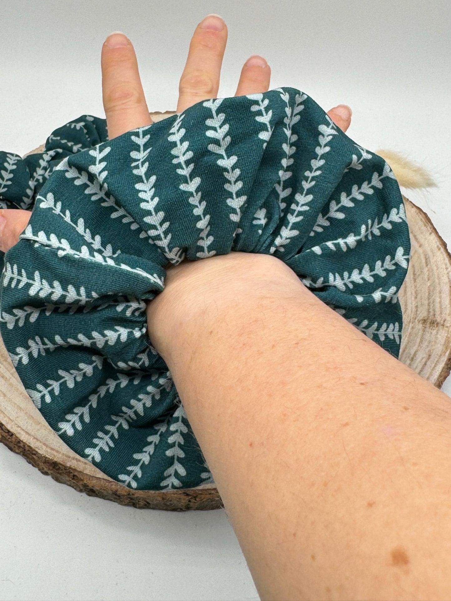 Scrunchie Haargummi elastisches Haarband Haarschmuck Blumen Reigen auf grünblau für feines oder dickes Haar