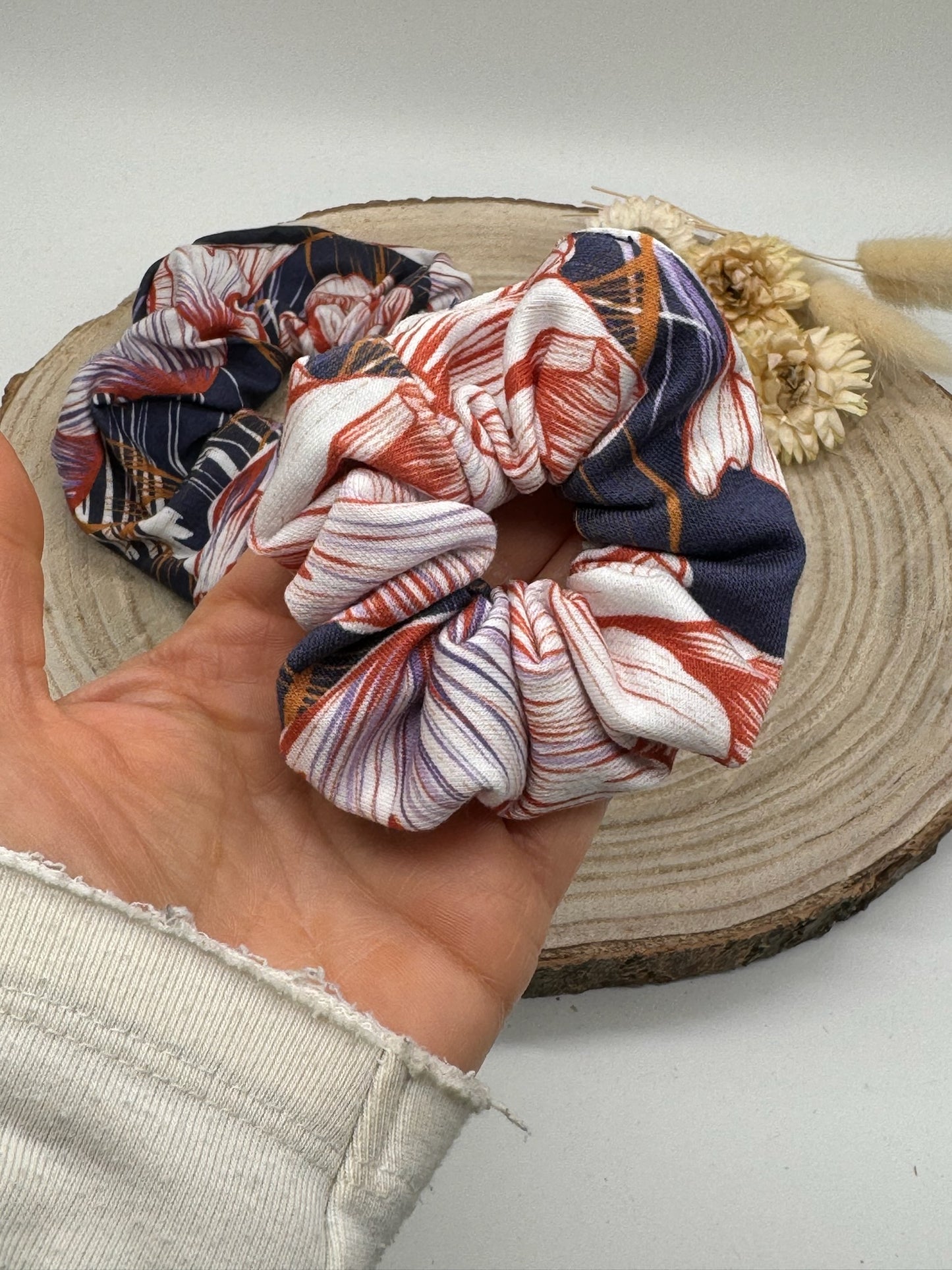 Scrunchie Haargummi elastisches Haarband blau mit rosa Blüten für feines oder dickes Haar