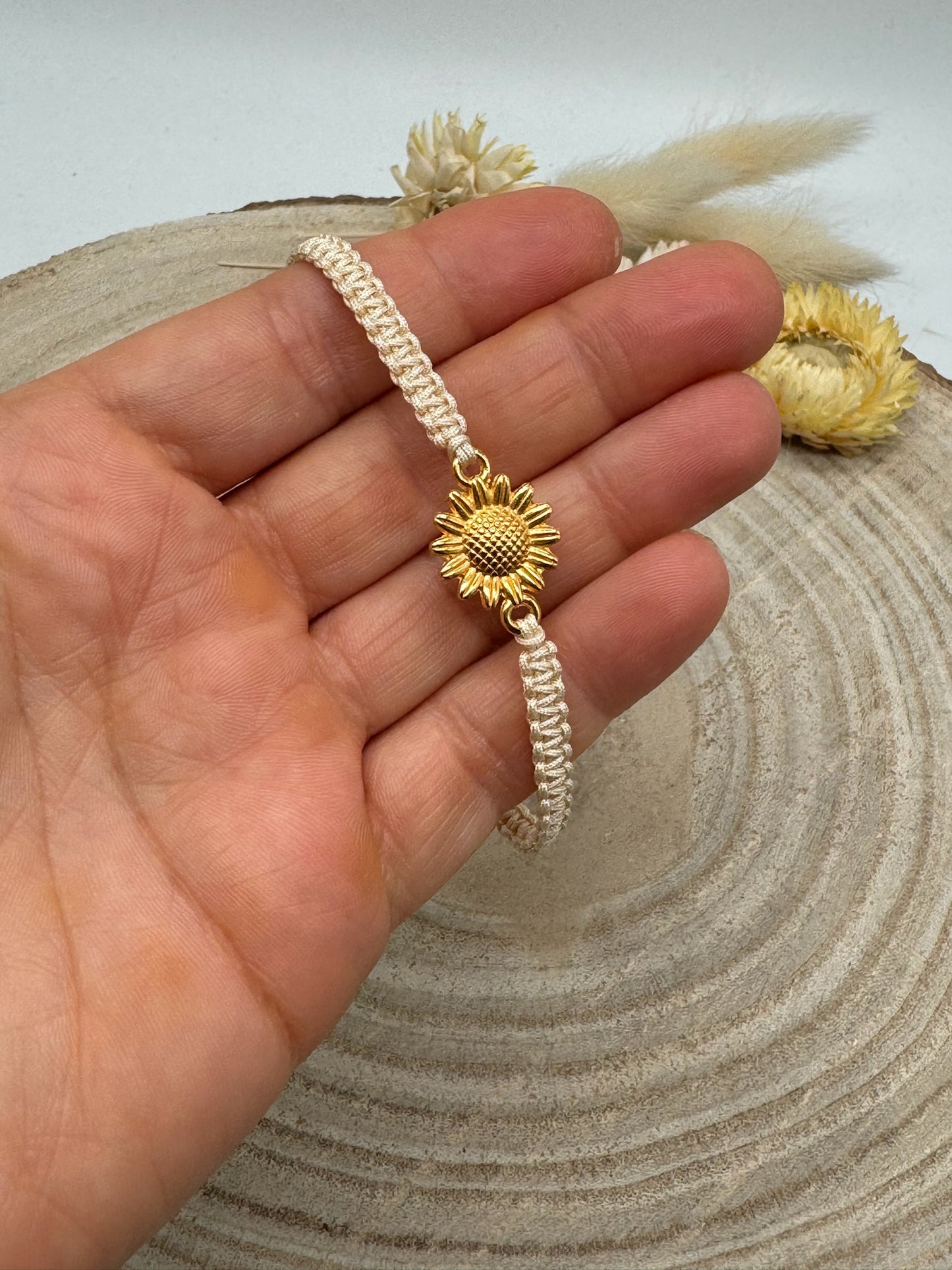 Makrameearmband Freundschaftsarmband Schmuck Armband mit goldfarbenes Edelstahl Anhänger Sonnenblume
