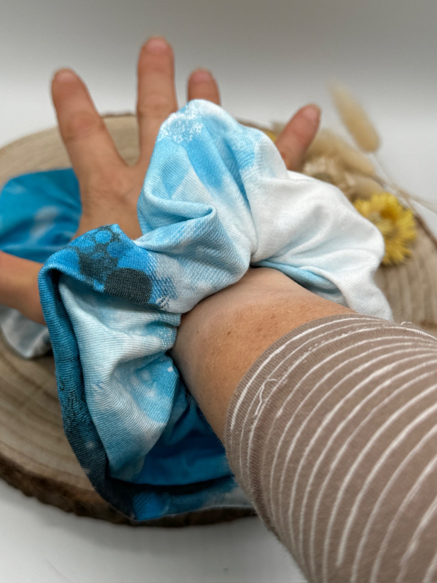 Jersey Scrunchie Haargummi batik blau weißes Muster