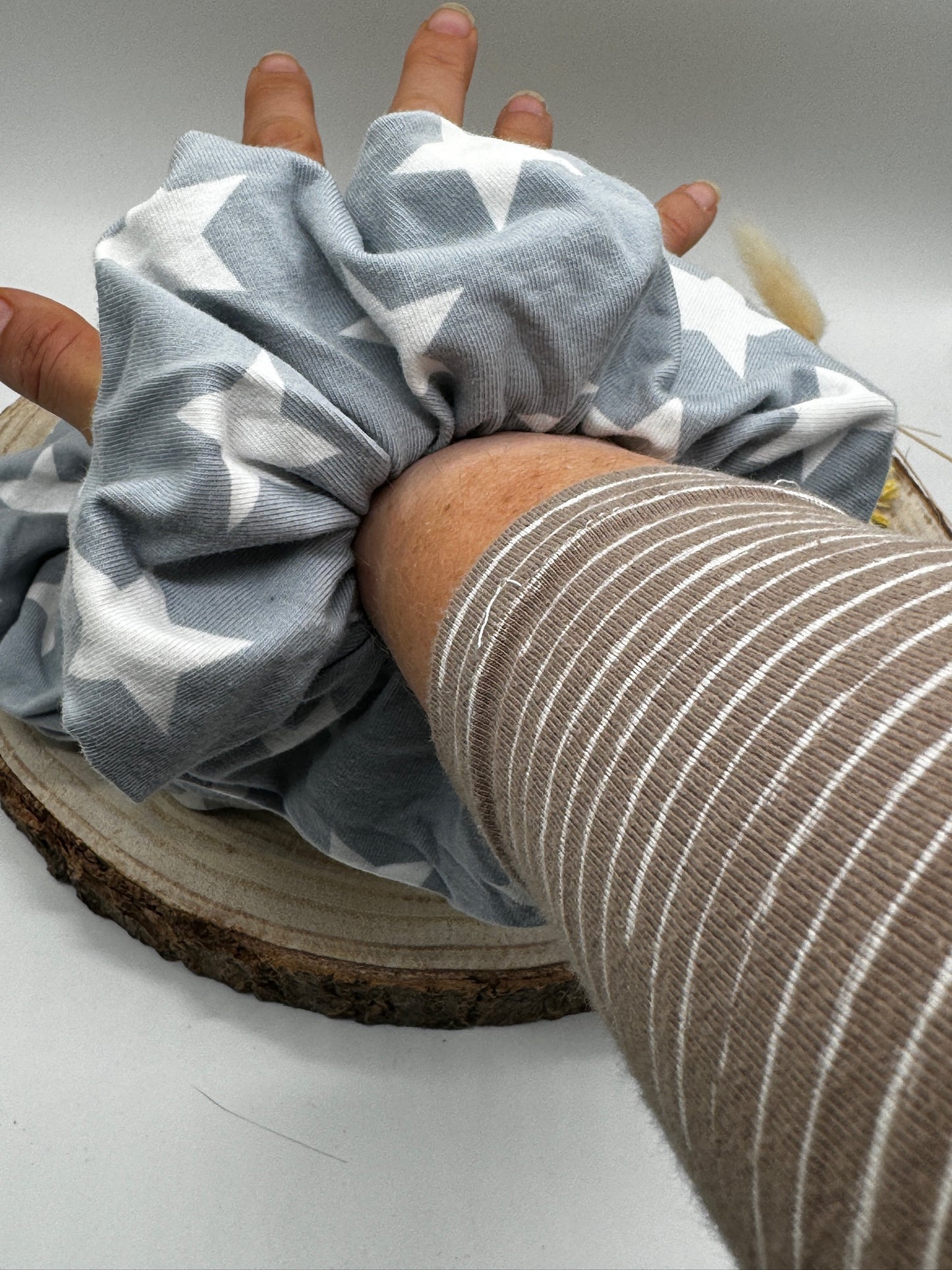 Jersey Scrunchie Haargummi Sterne auf grau