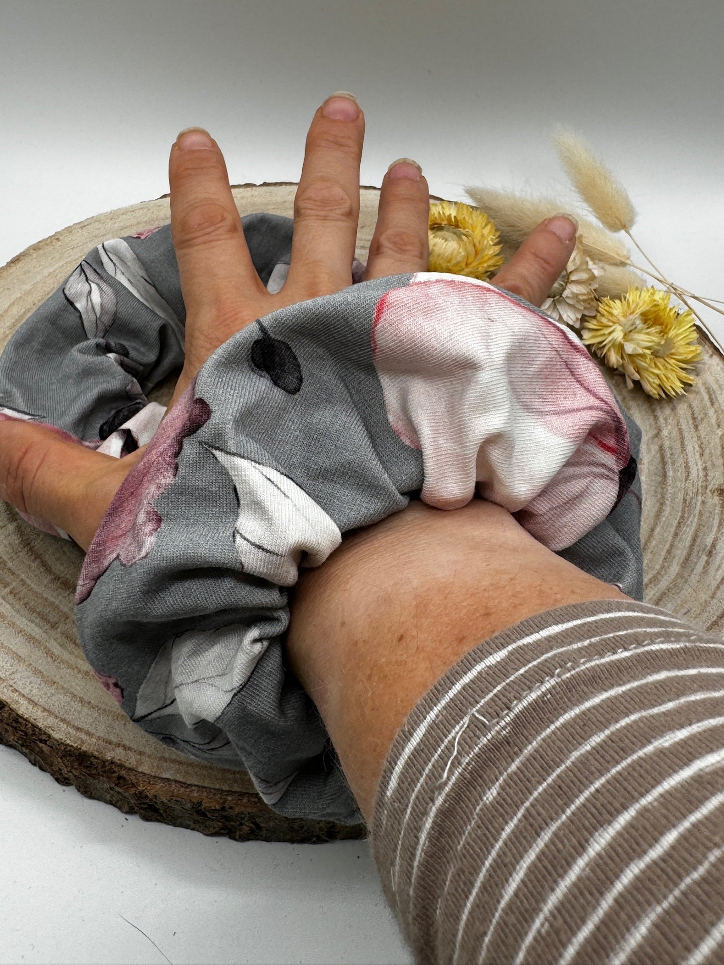 Jersey Scrunchie Haargummi grau mit Blüten