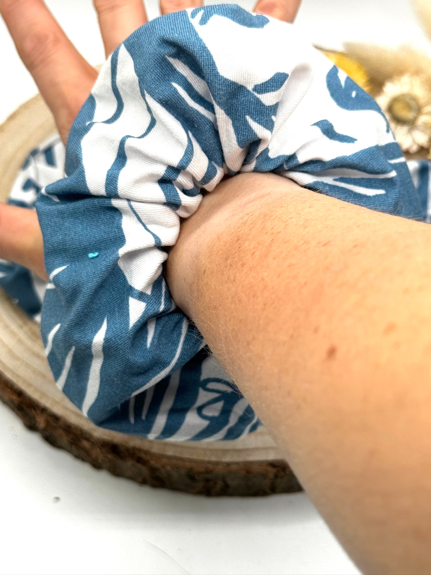 Scrunchie Haargummi elastisches Haarband Haarschmuck blau weiß mit Muster für feines oder dickes Haar