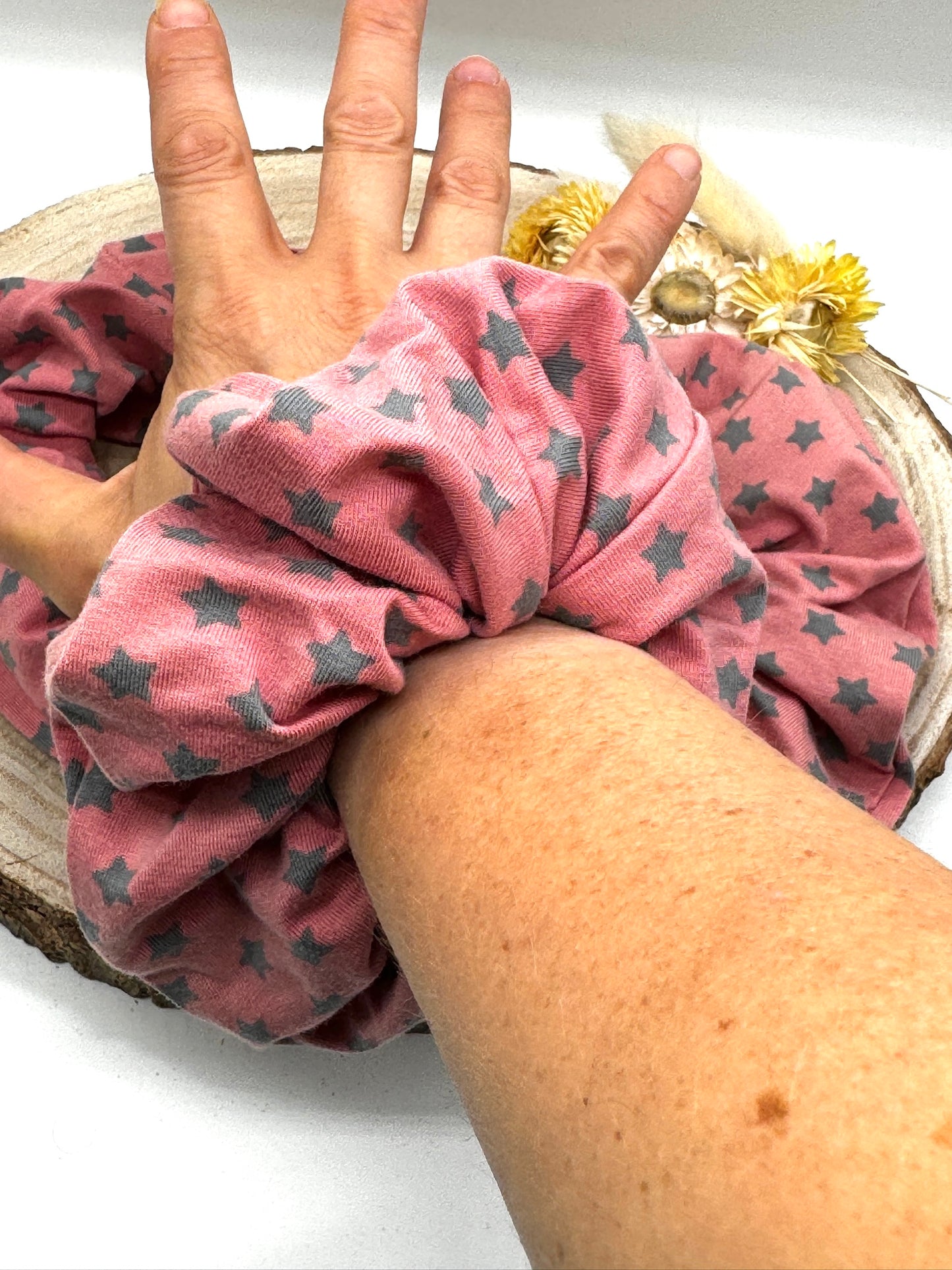 Scrunchie Haargummi graue Sterne auf rosa