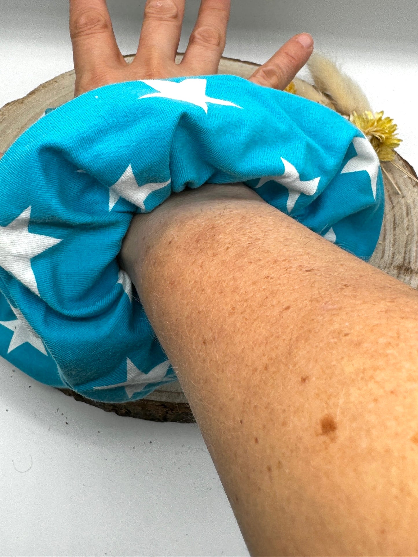 Scrunchie Haargummi weiße Sterne auf blau
