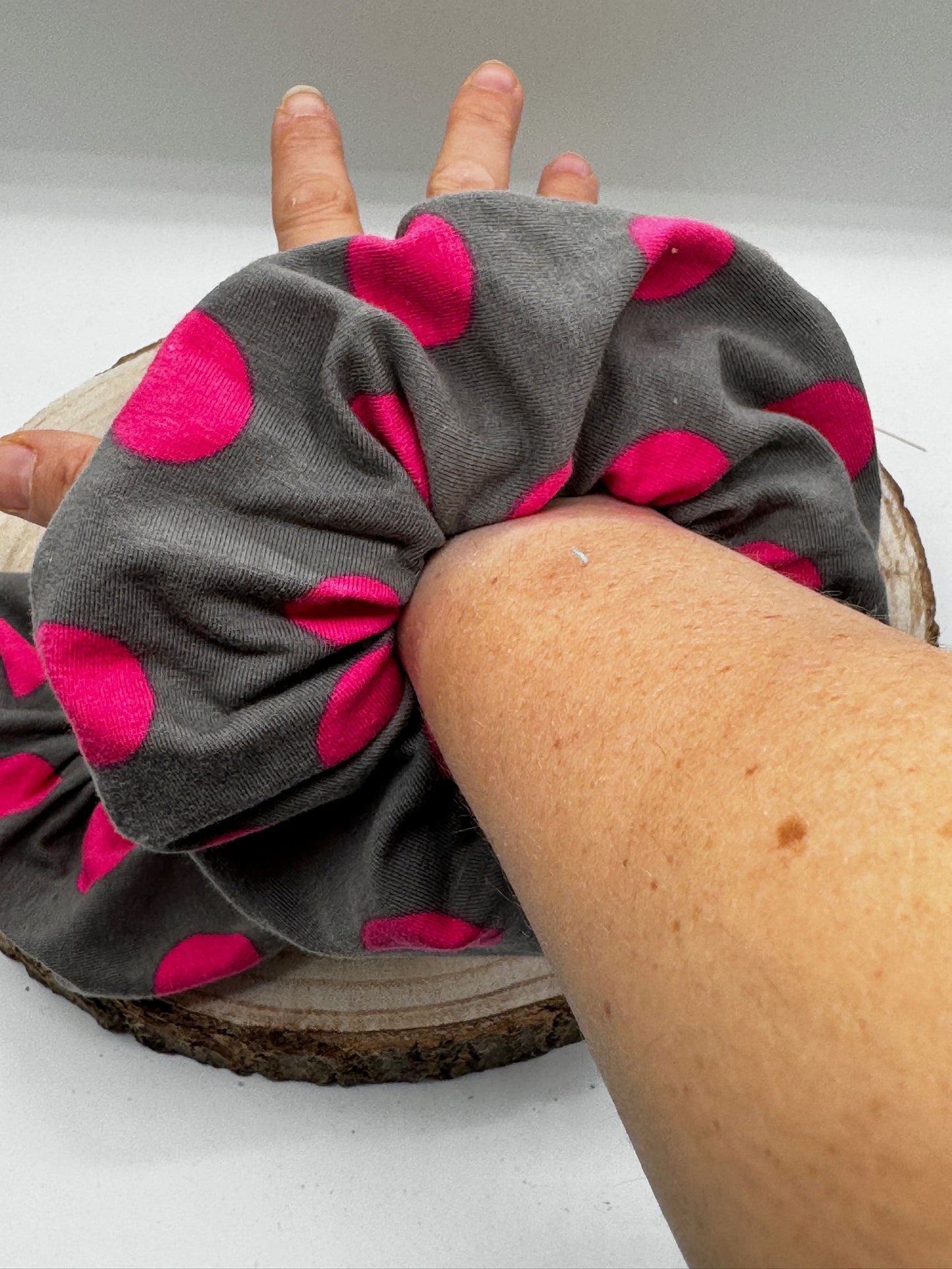 Scrunchie Haargummi grau mit rosa Punkten